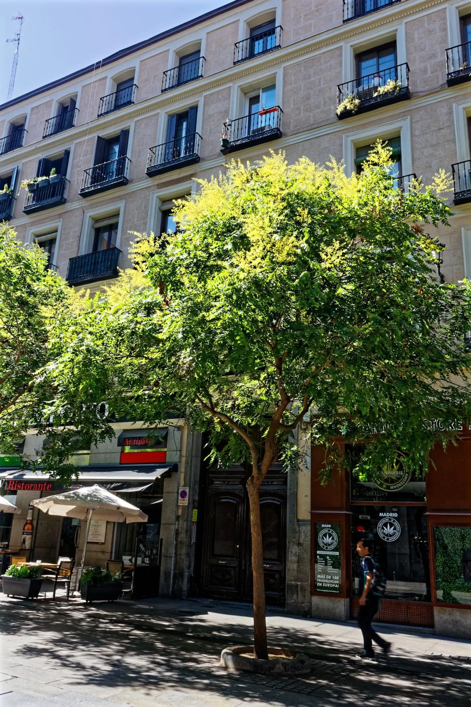 Property building in Arenal Suites Preciados