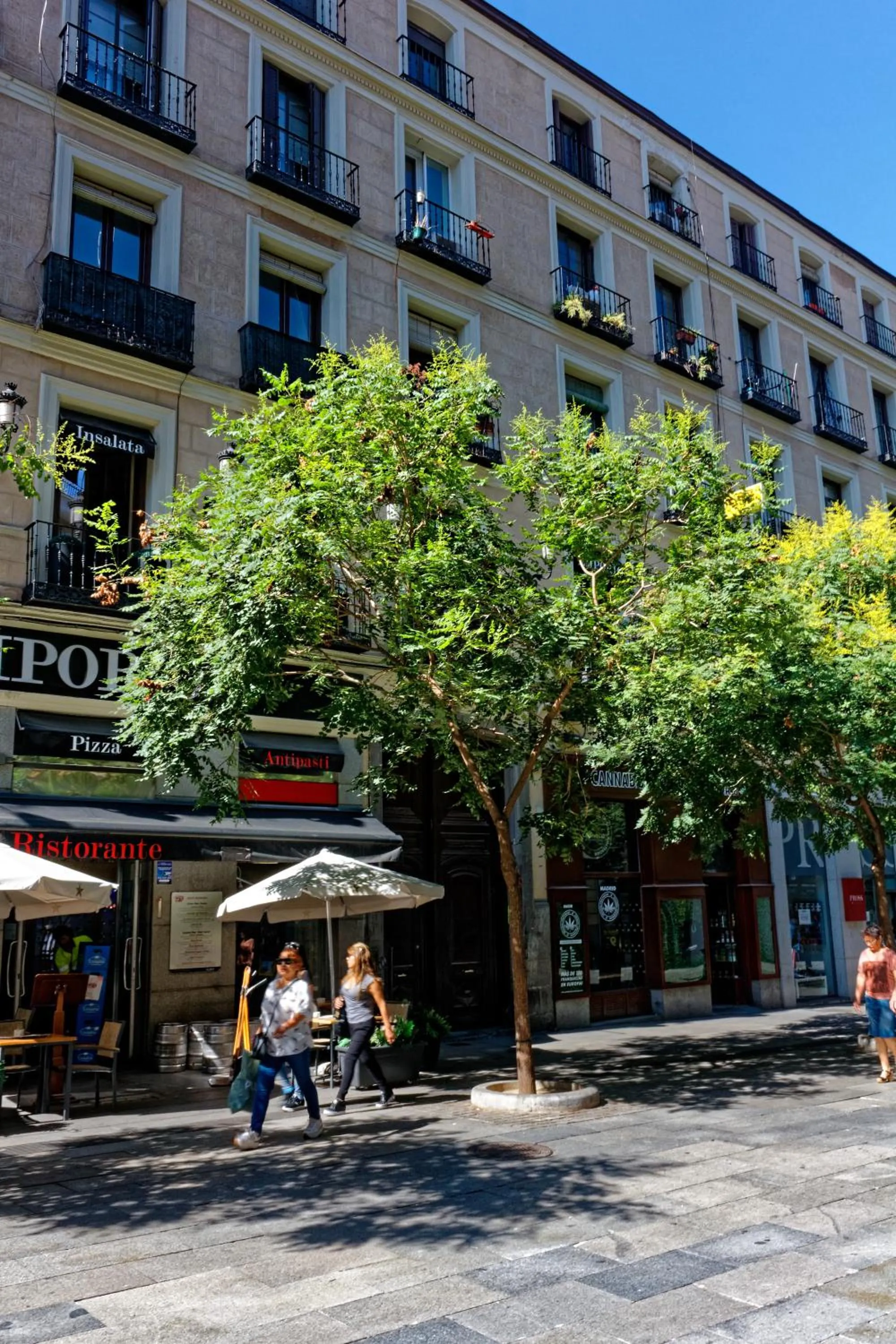 Property building in Arenal Suites Preciados