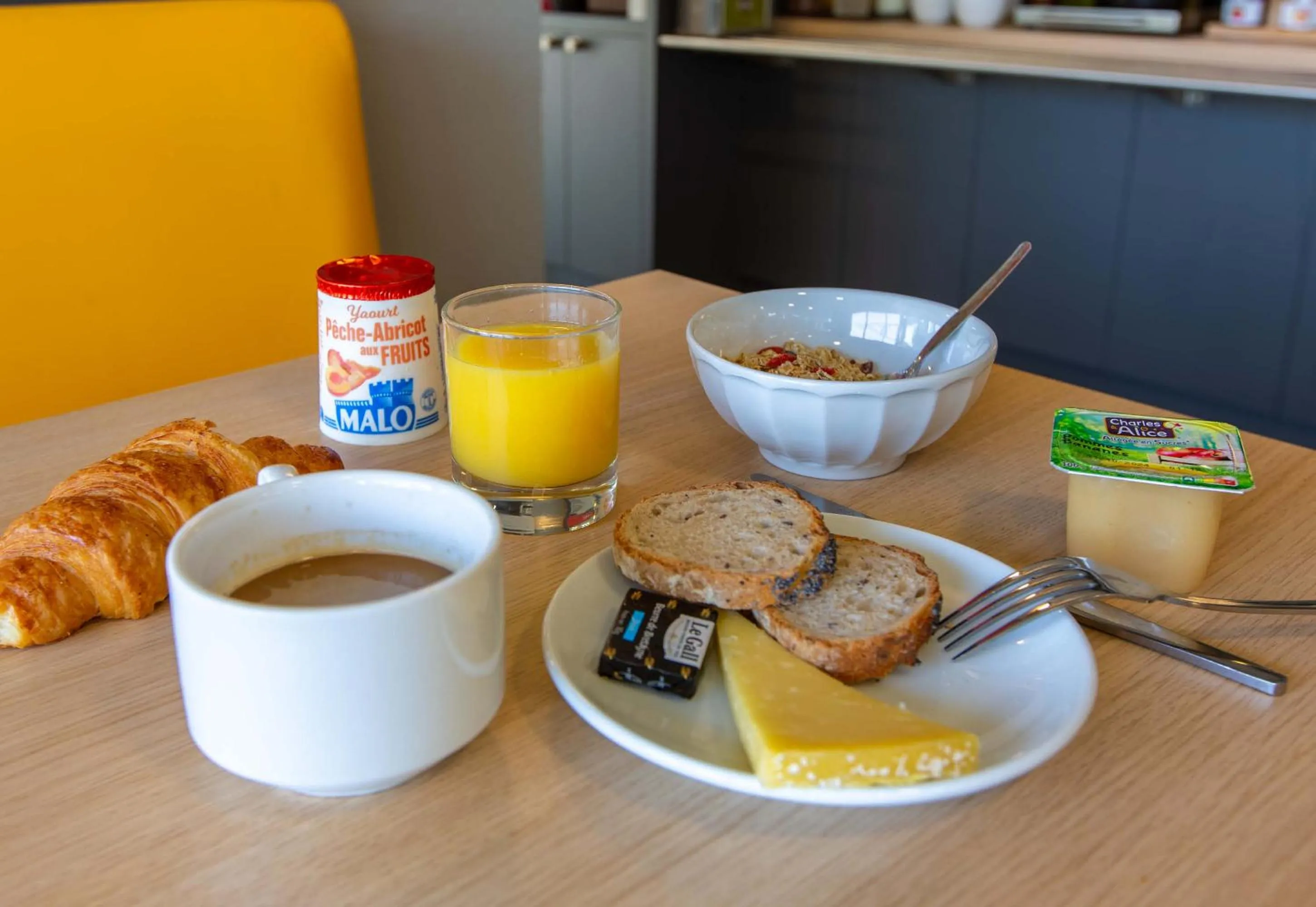 Breakfast in B&B HOTEL CHATEAUROUX Aéroport