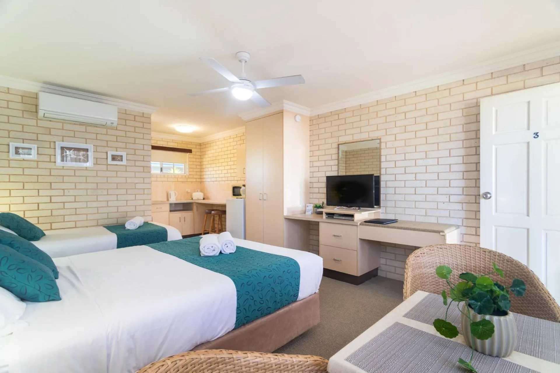 Bed in Santa Fe Motel and Holiday Units