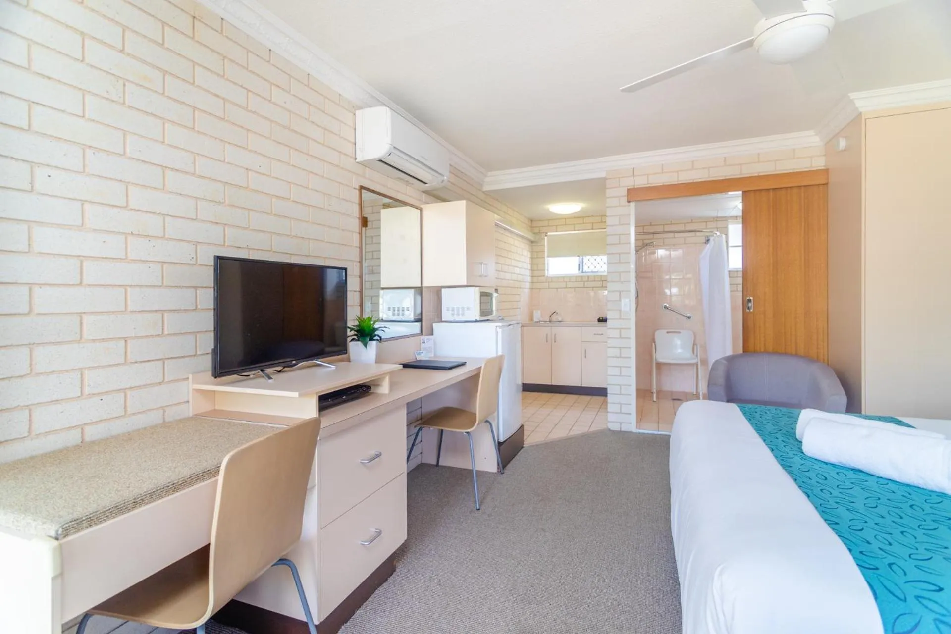 TV and multimedia, Bed in Santa Fe Motel and Holiday Units