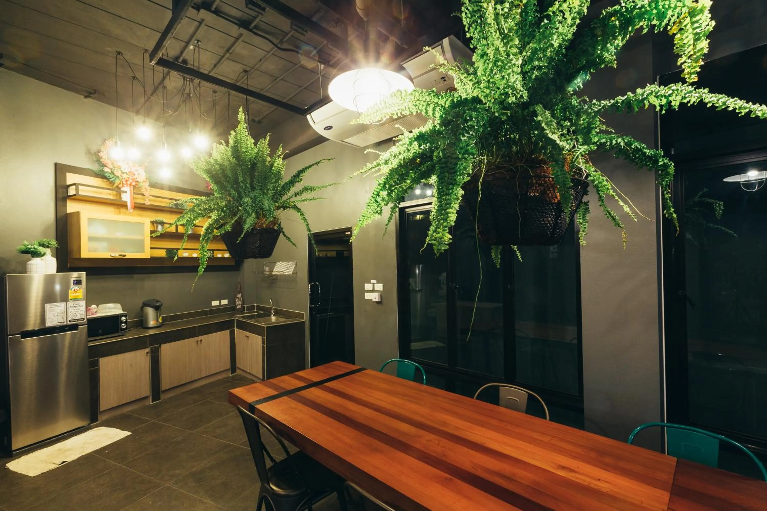 Restaurant/places to eat in Srisuksant Square