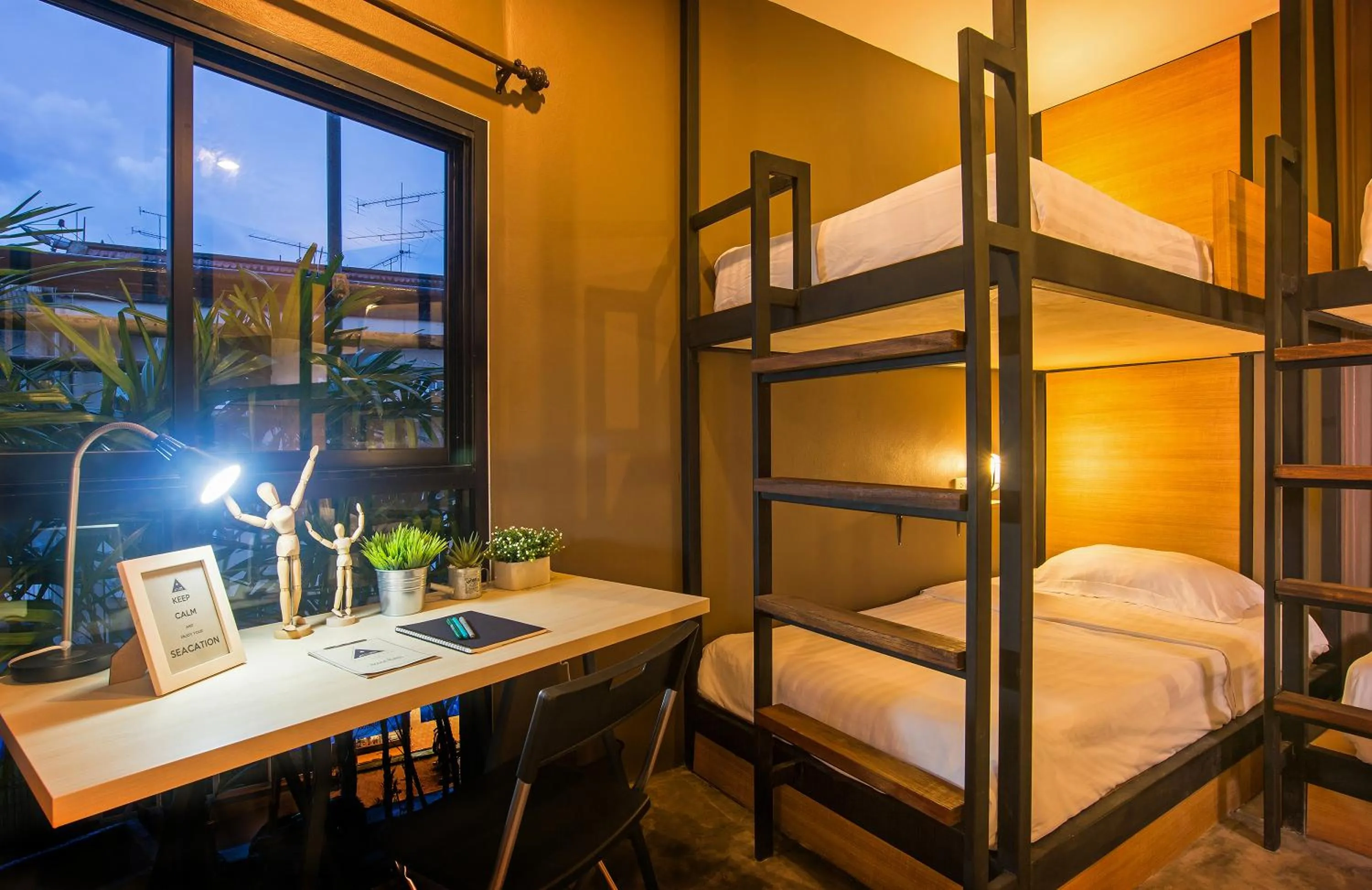 bunk bed, Bed in Srisuksant Square