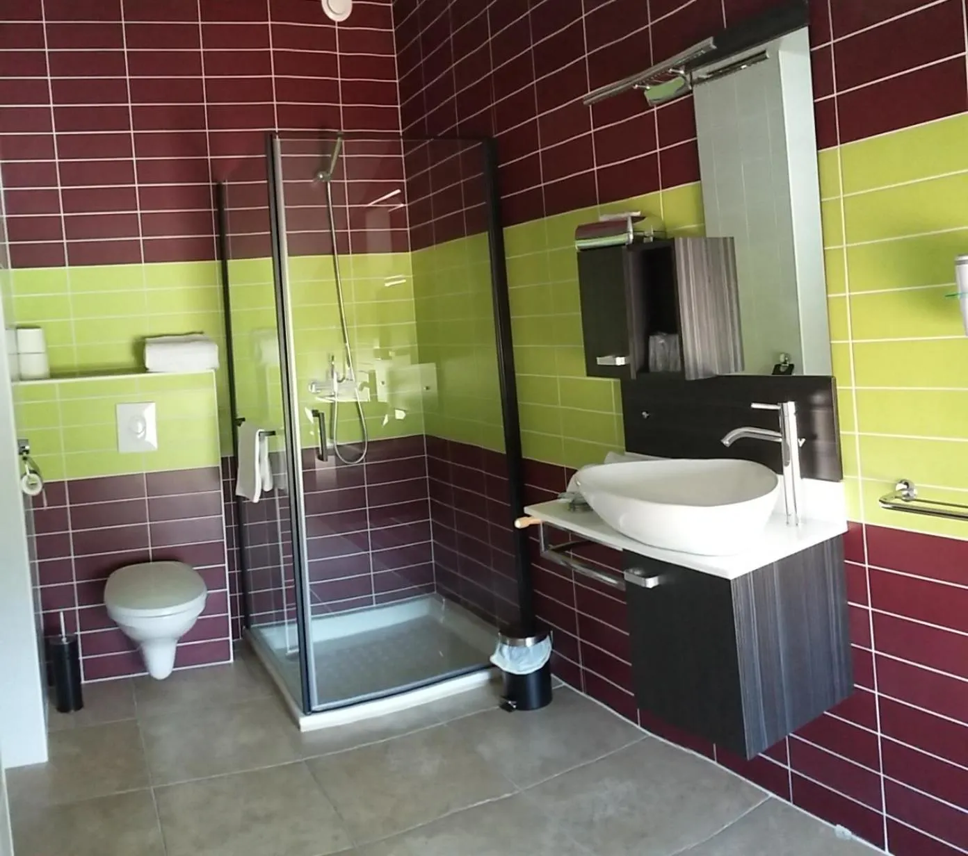 Shower in Palais Cathare