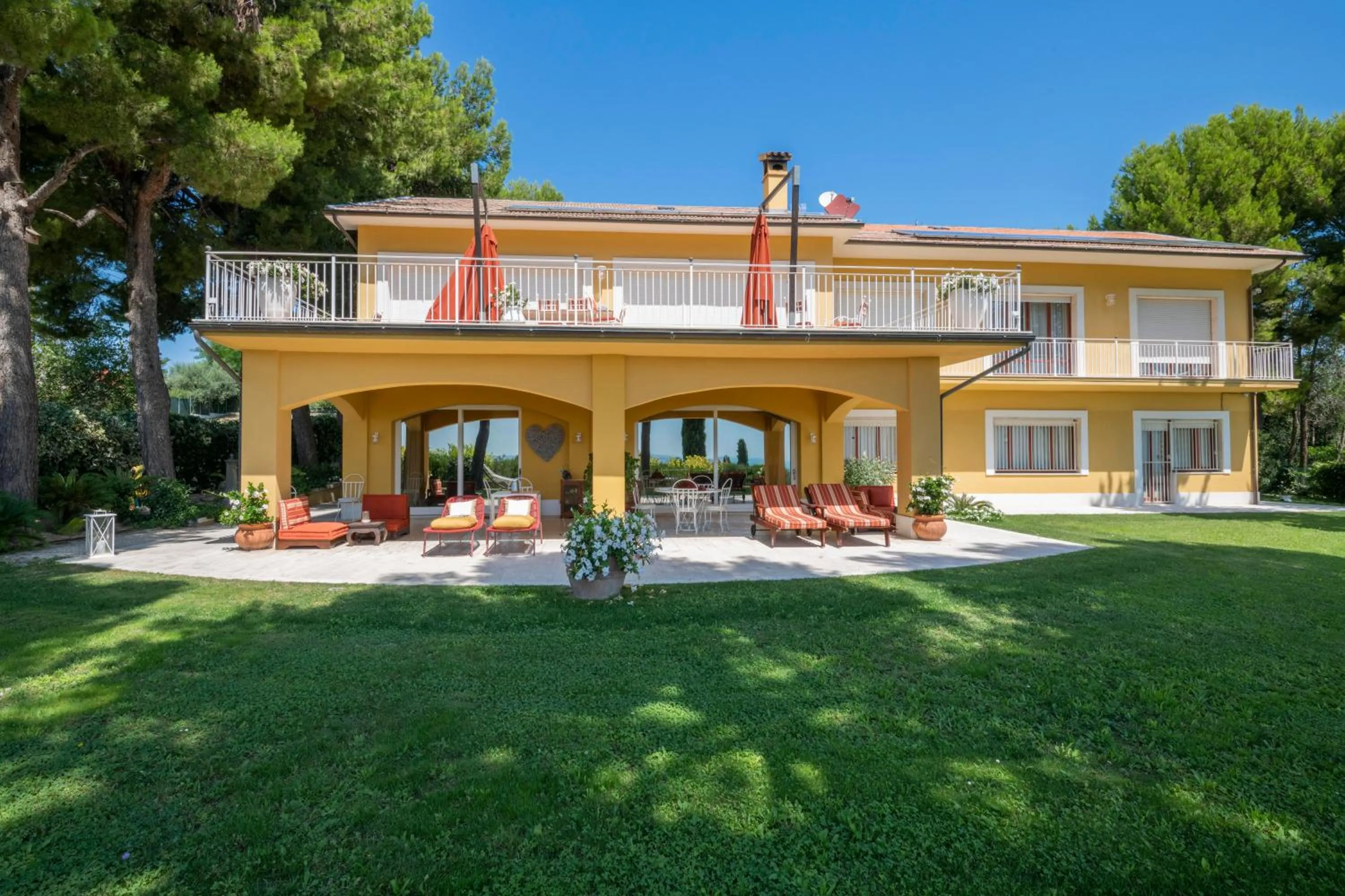Property building in Tra gli Alberi e il Mare