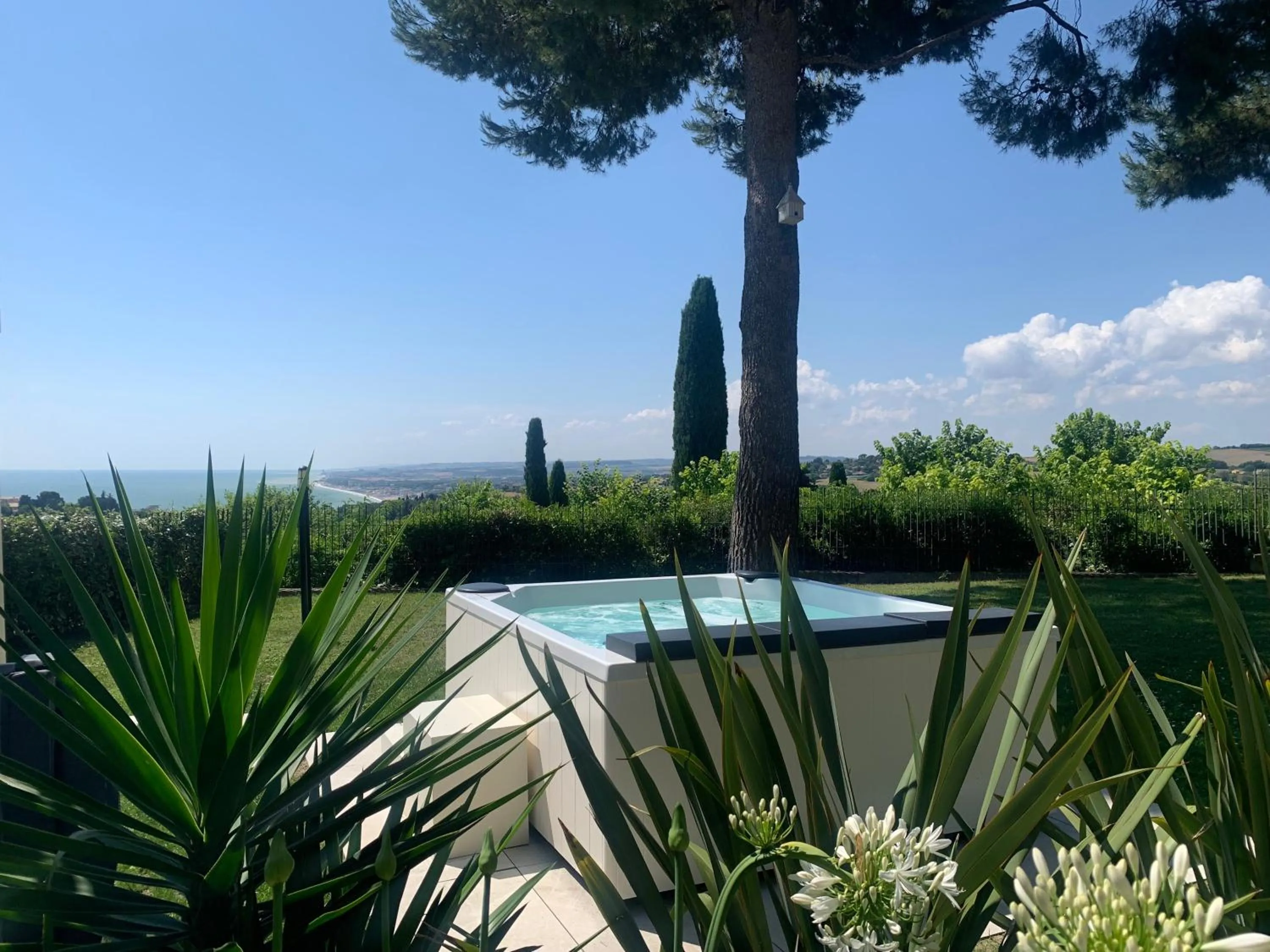 Hot Tub in Tra gli Alberi e il Mare