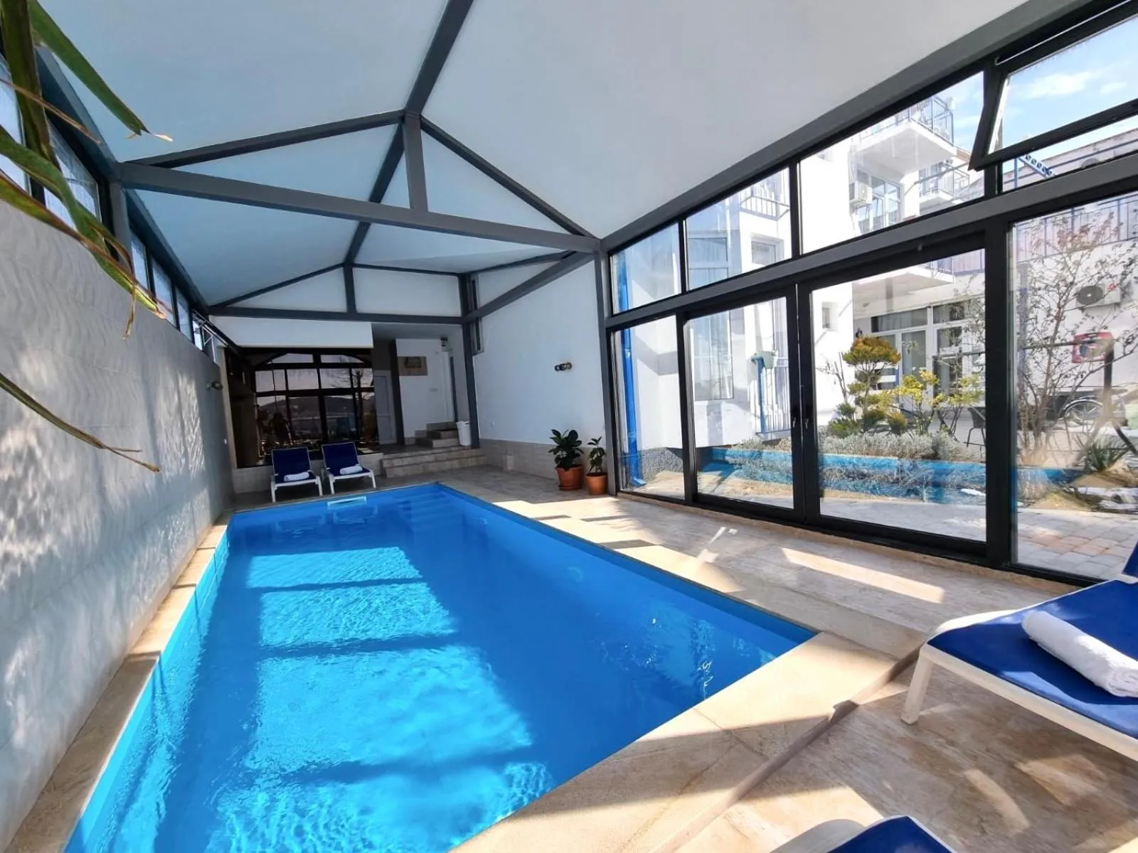 Swimming pool in Laguna Beach Club Bazaleti Lake