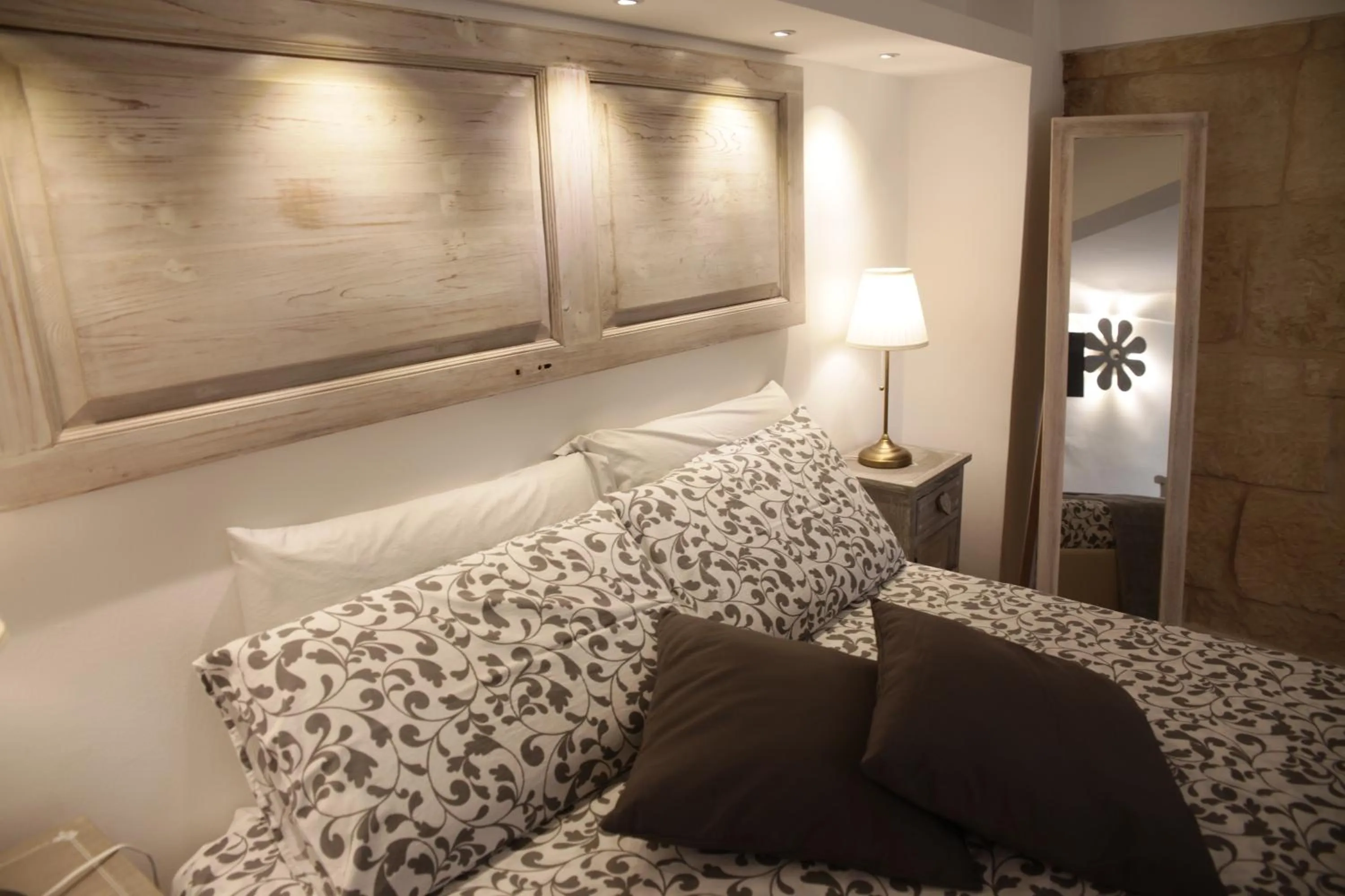 Decorative detail, Bed in Palazzo Mandurino luxury relais