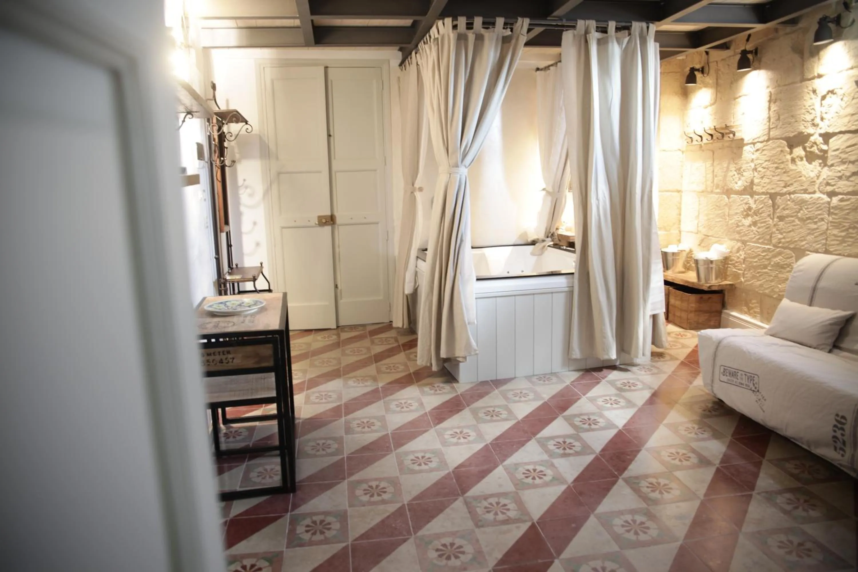 Hot Tub, Bed in Palazzo Mandurino luxury relais