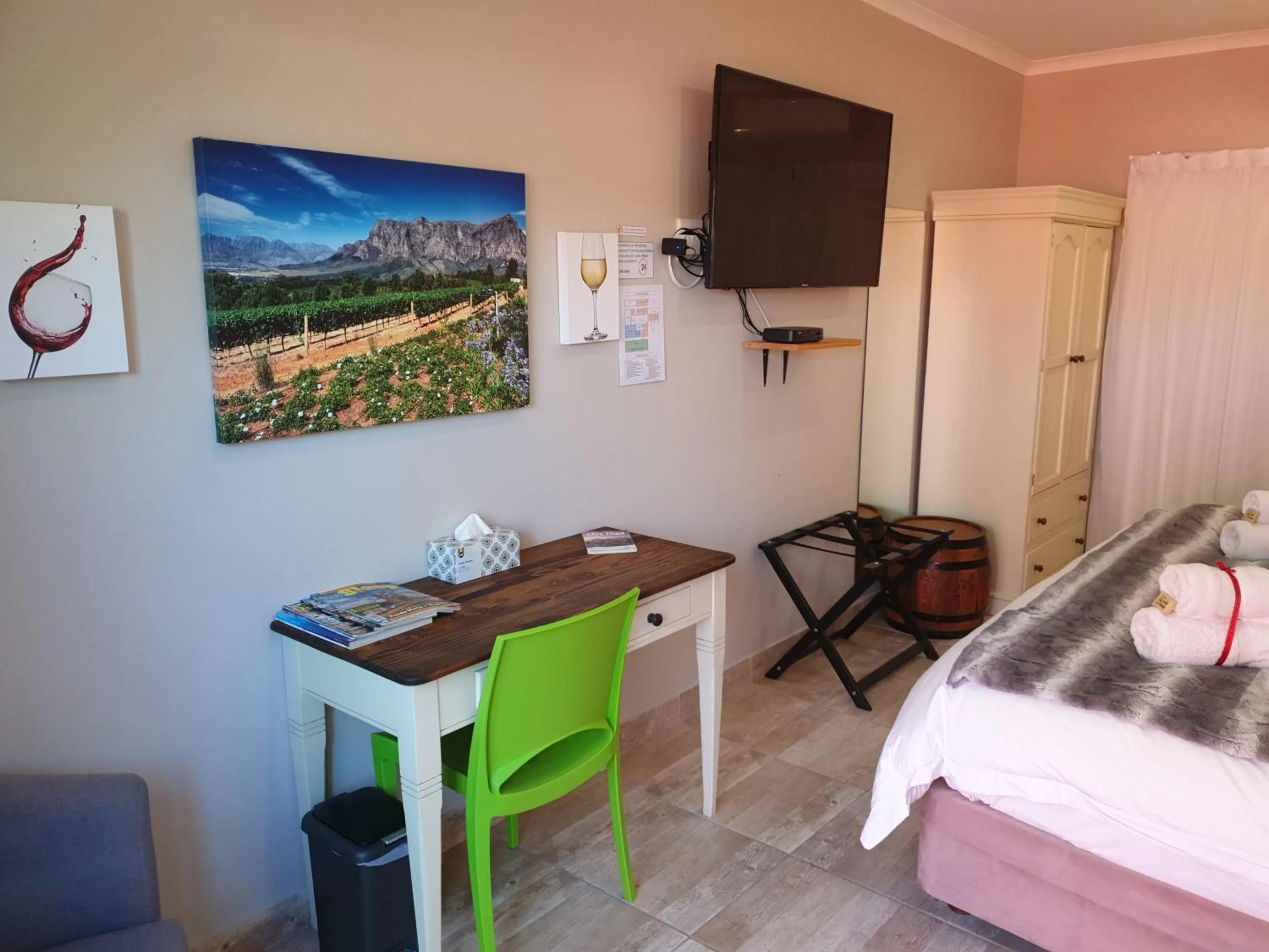 TV and multimedia, Bed in Dilisca Guesthouse