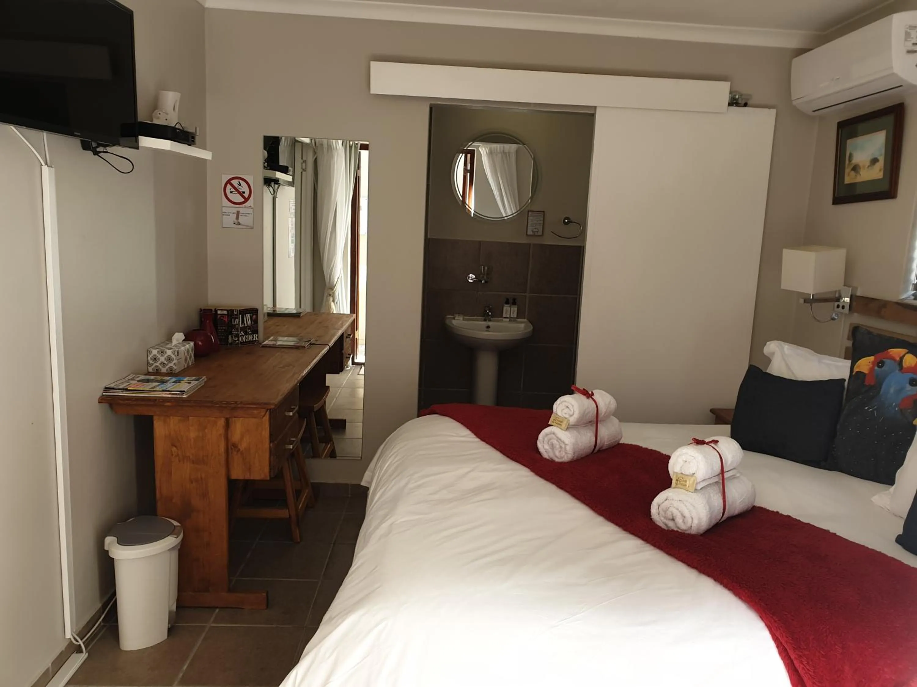 Bedroom, Bed in Dilisca Guesthouse