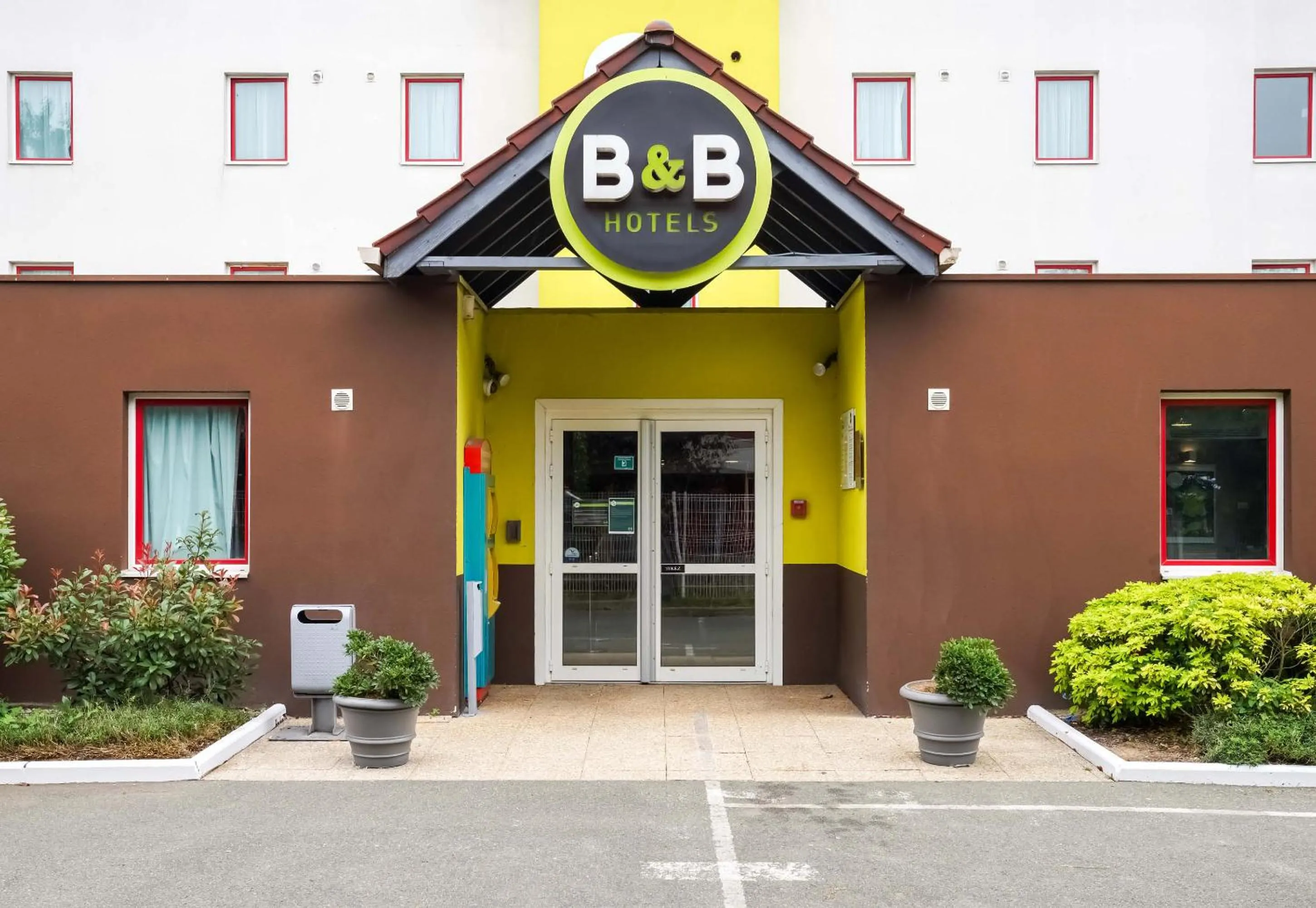 Facade/entrance in B&B HOTEL Goussainville CDG