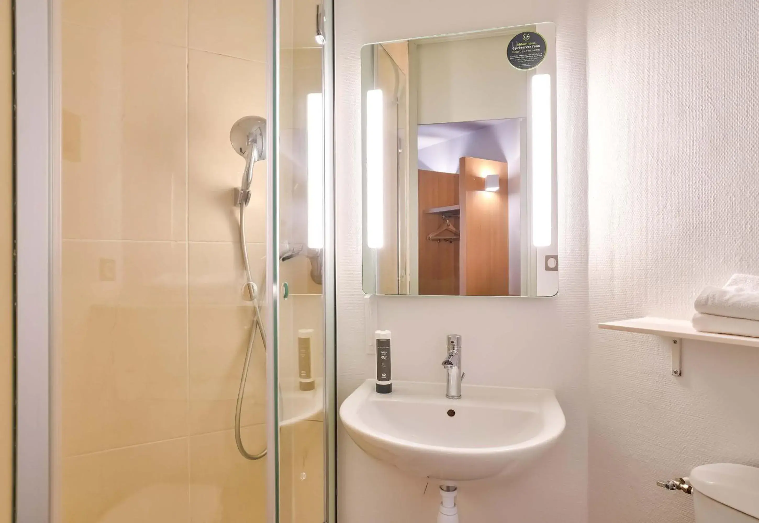 Double Room - Disability Access in B&B HOTEL Goussainville CDG Double Room - Disability Access in B&B HOTEL Goussainville CDG