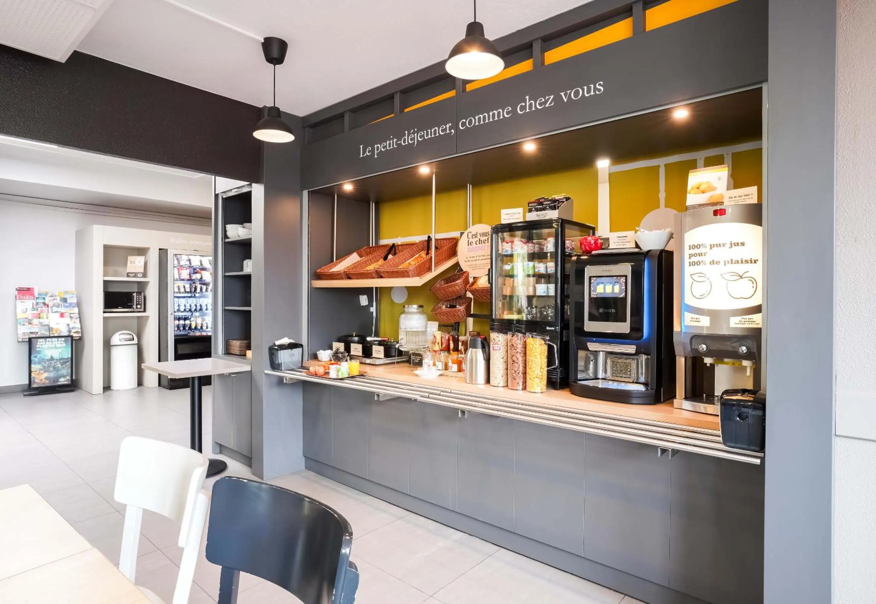 Breakfast in B&B HOTEL Goussainville CDG