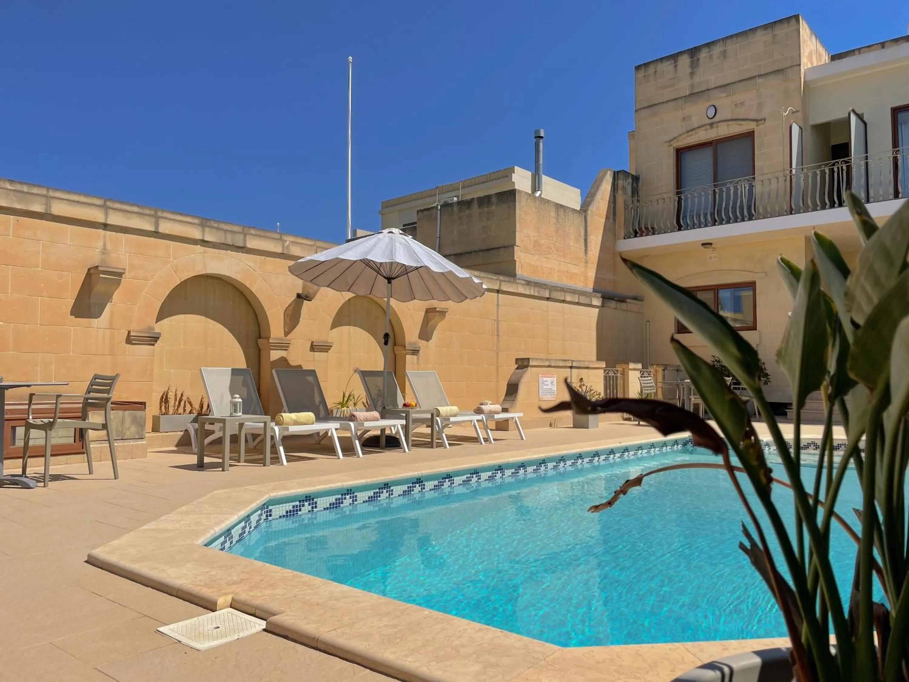 Swimming pool in IL-Gardjola Bed and Breakfast