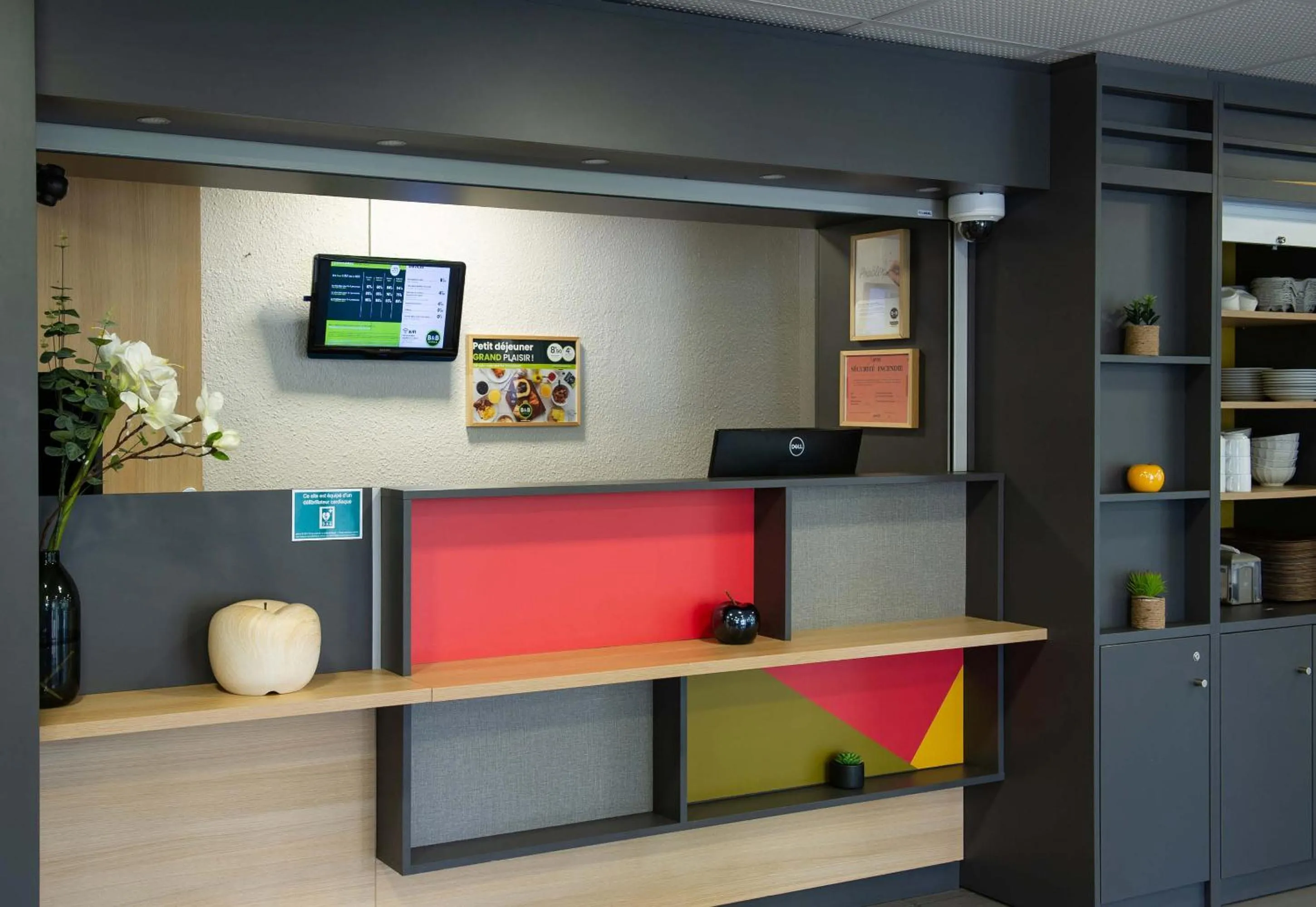 Lobby or reception in B&B HOTEL Saint-Quentin