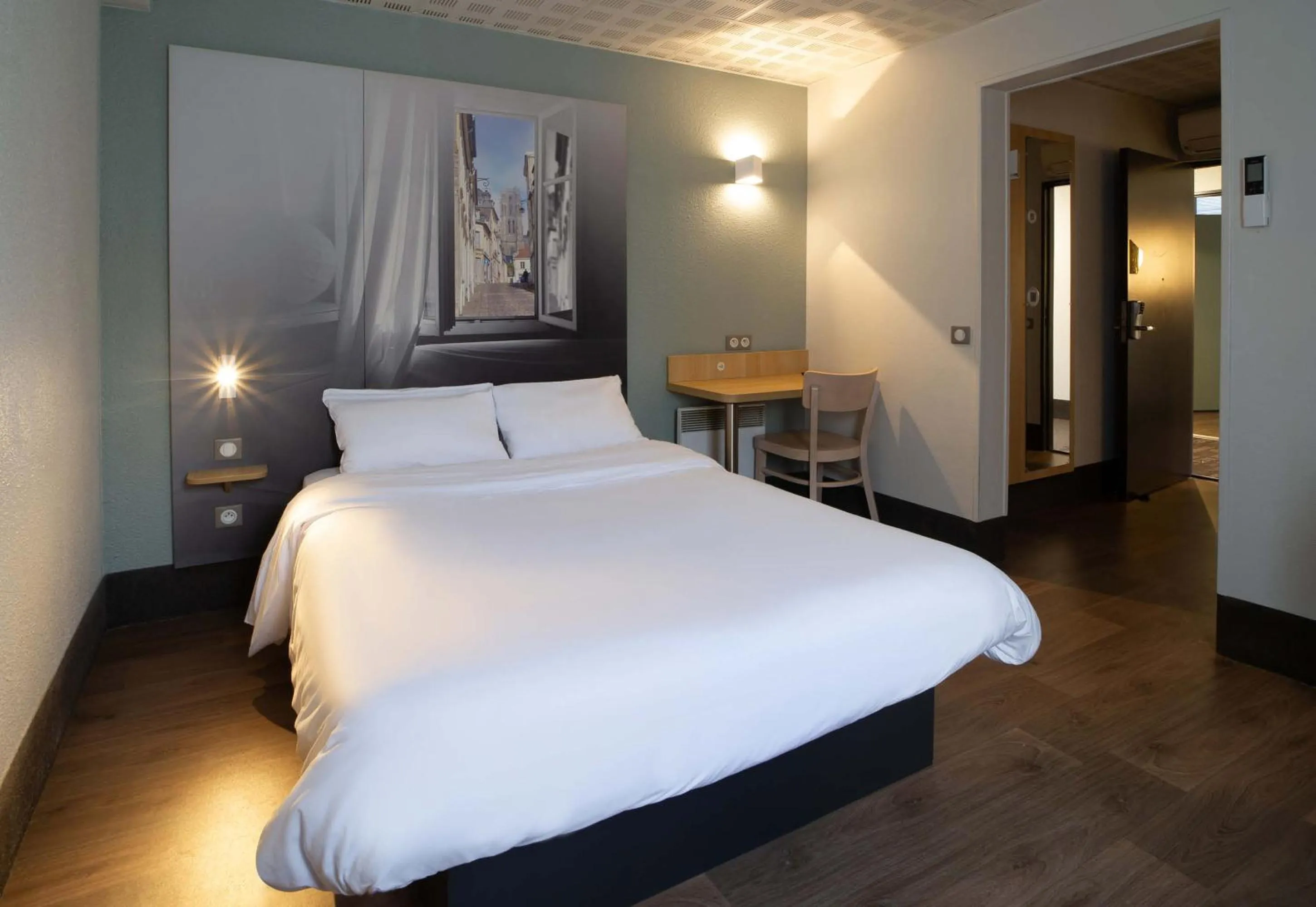 Bedroom, Bed in B&B HOTEL Saint-Quentin