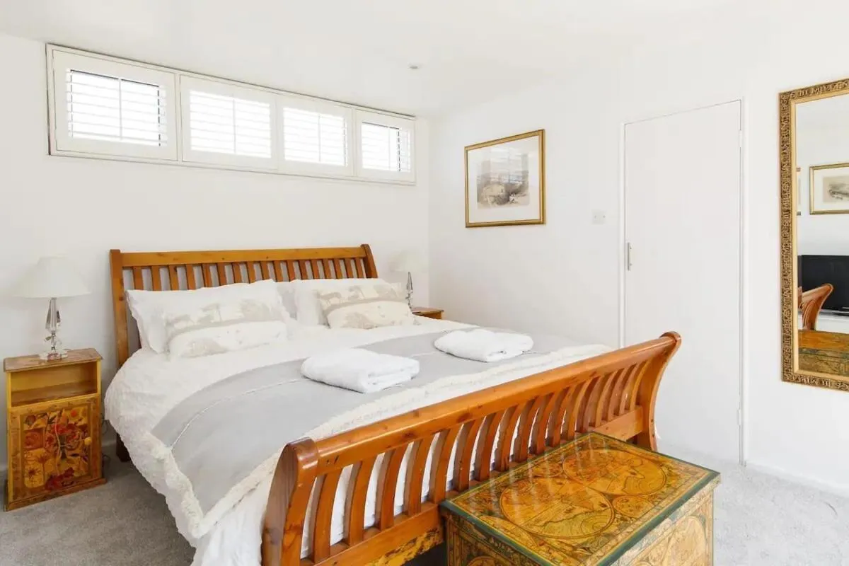 Bedroom, Bed in The Kite House