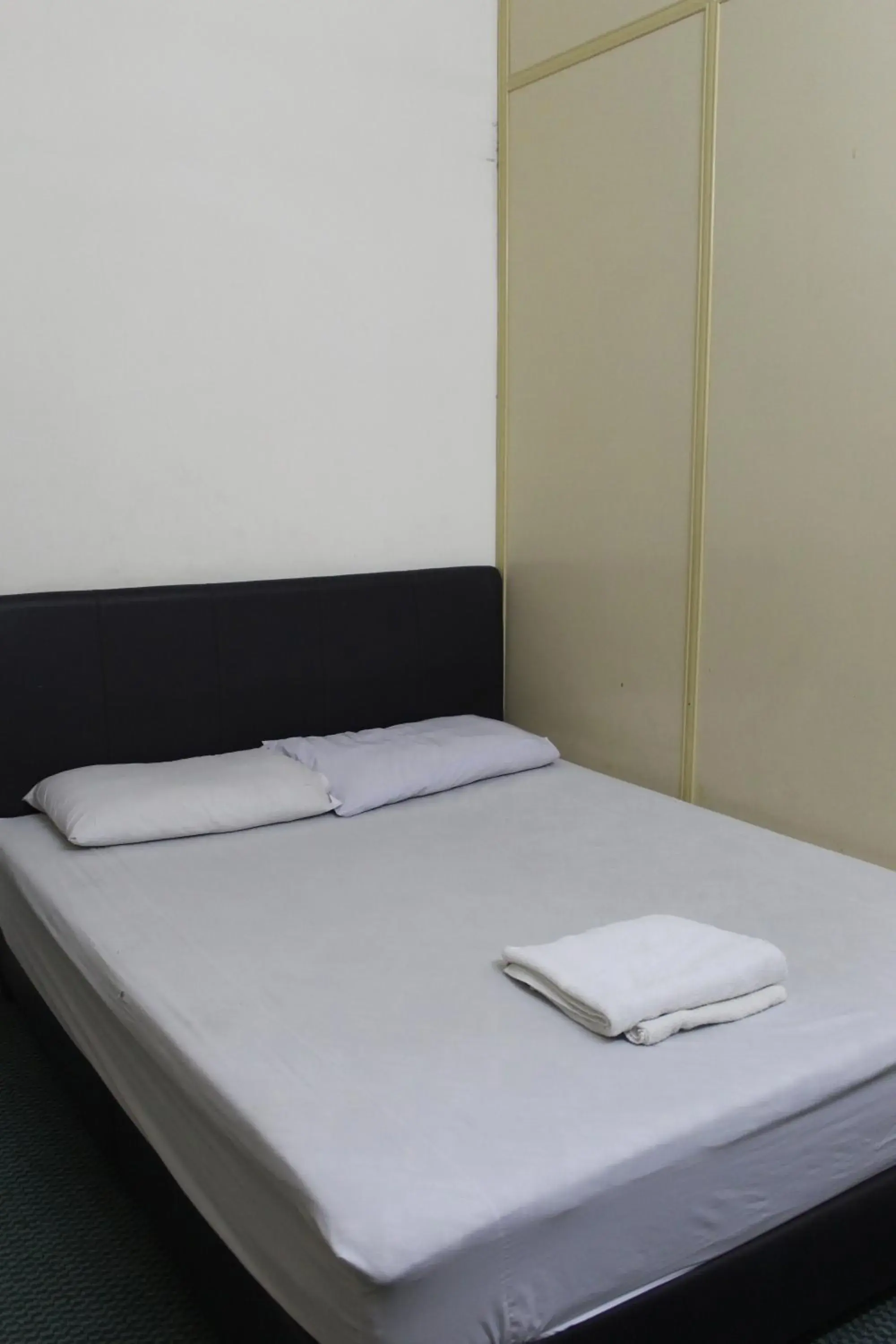 Queen Room with Shared Bathroom in Old Penang Hotel - Trang Road Queen Room with Shared Bathroom in Old Penang Hotel - Trang Road