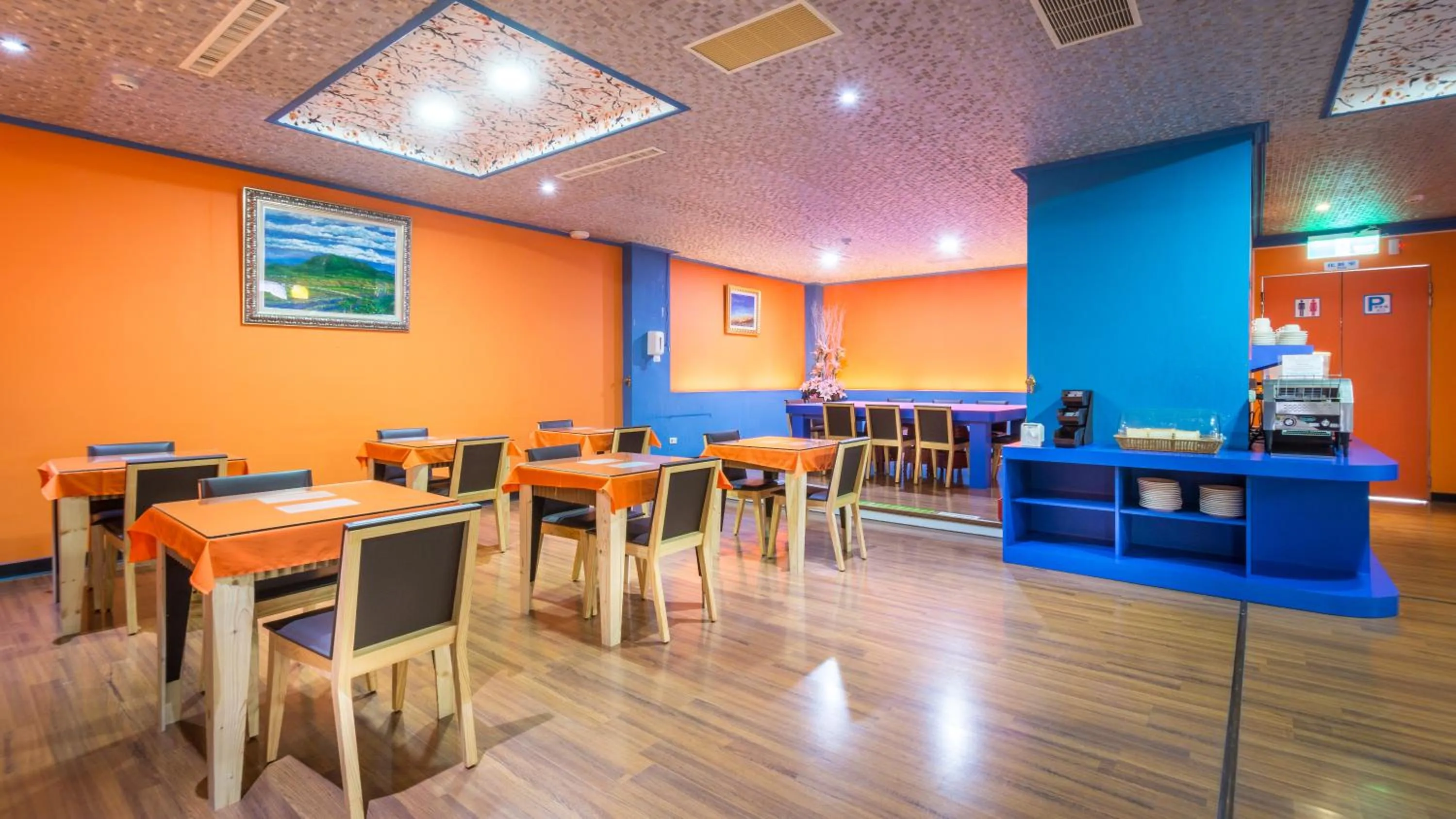 Communal lounge/ TV room in Apple Hotel