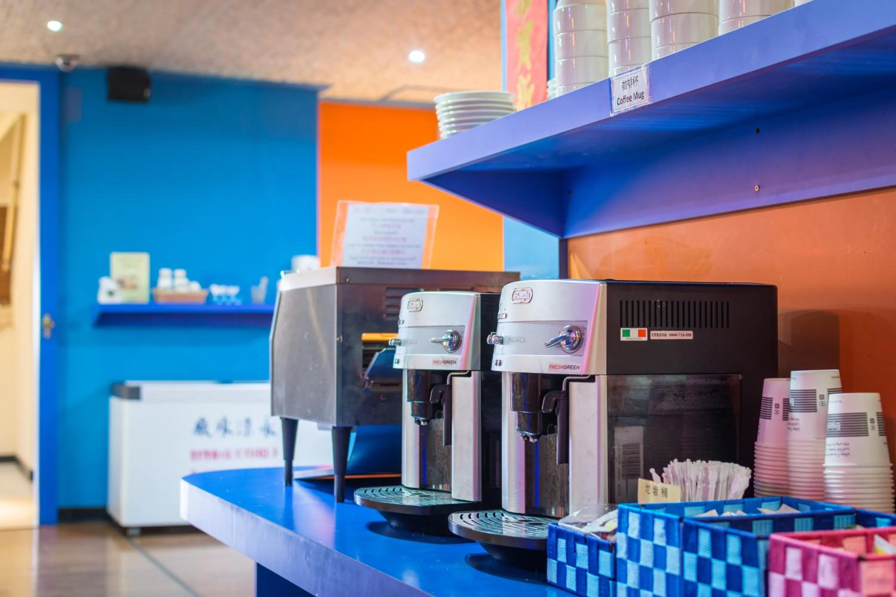 Communal lounge/ TV room in Apple Hotel