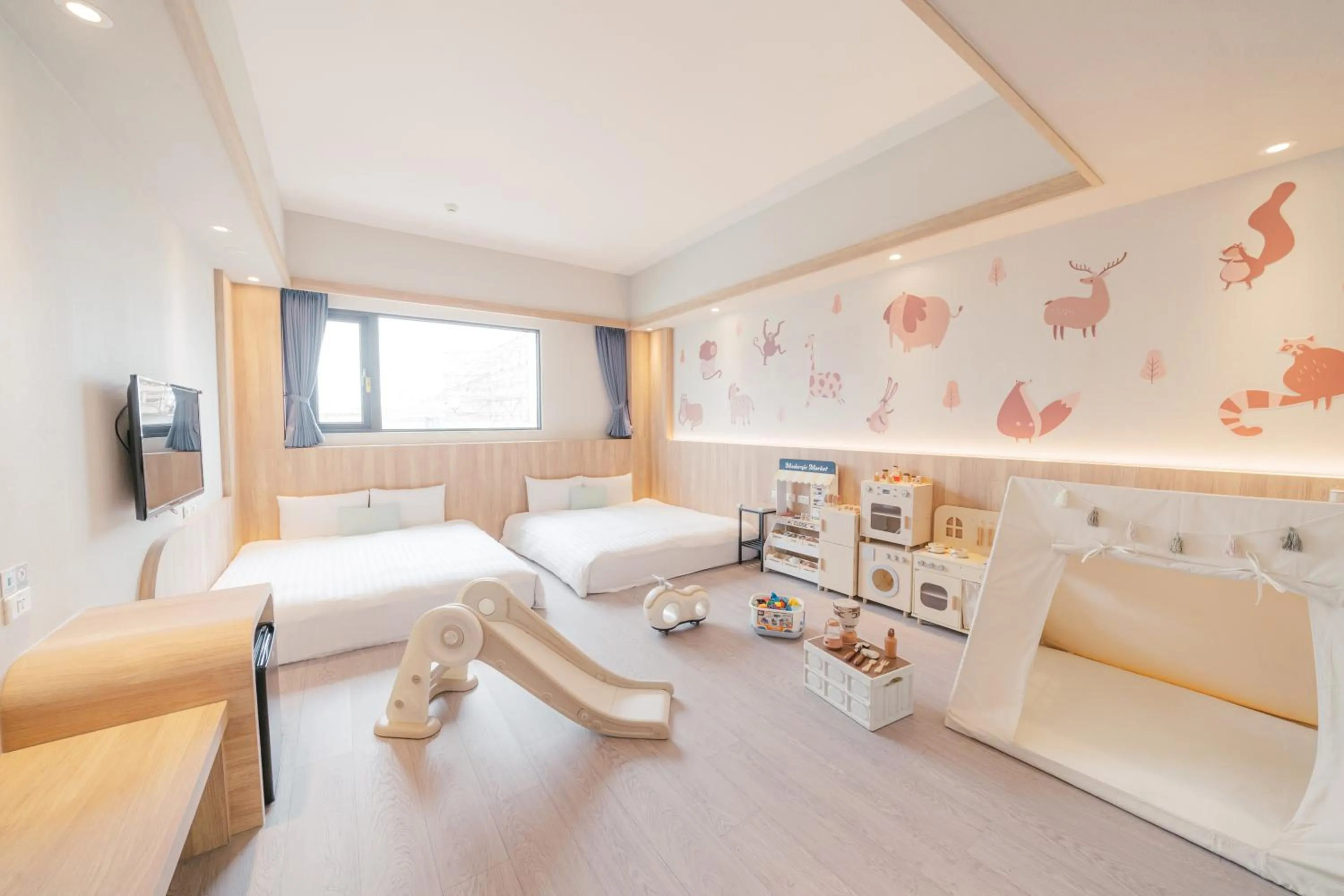 Children play ground, Bed in Hotel Liyaou