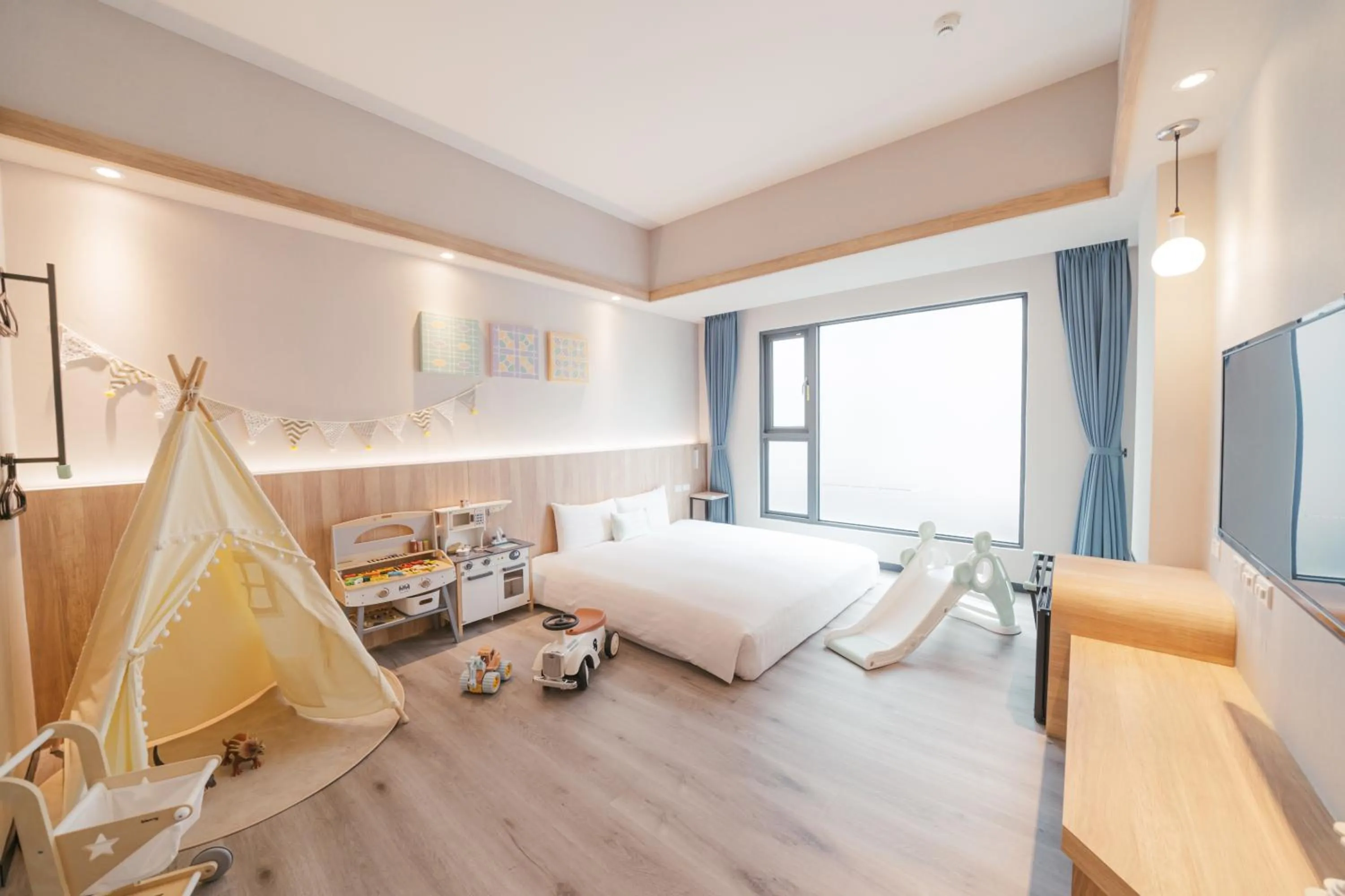 Children play ground, Bed in Hotel Liyaou