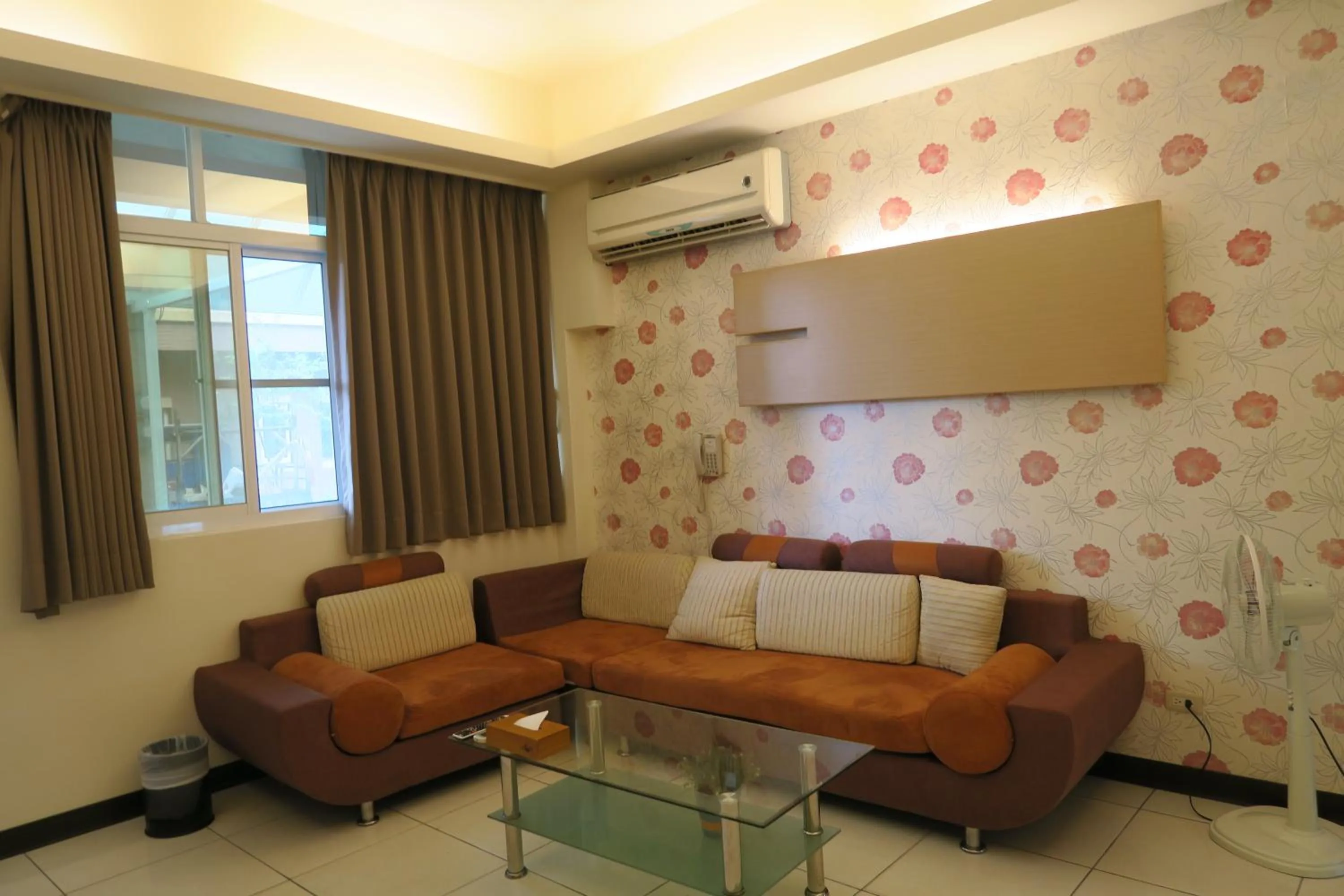 Communal lounge/ TV room in Moon Villa