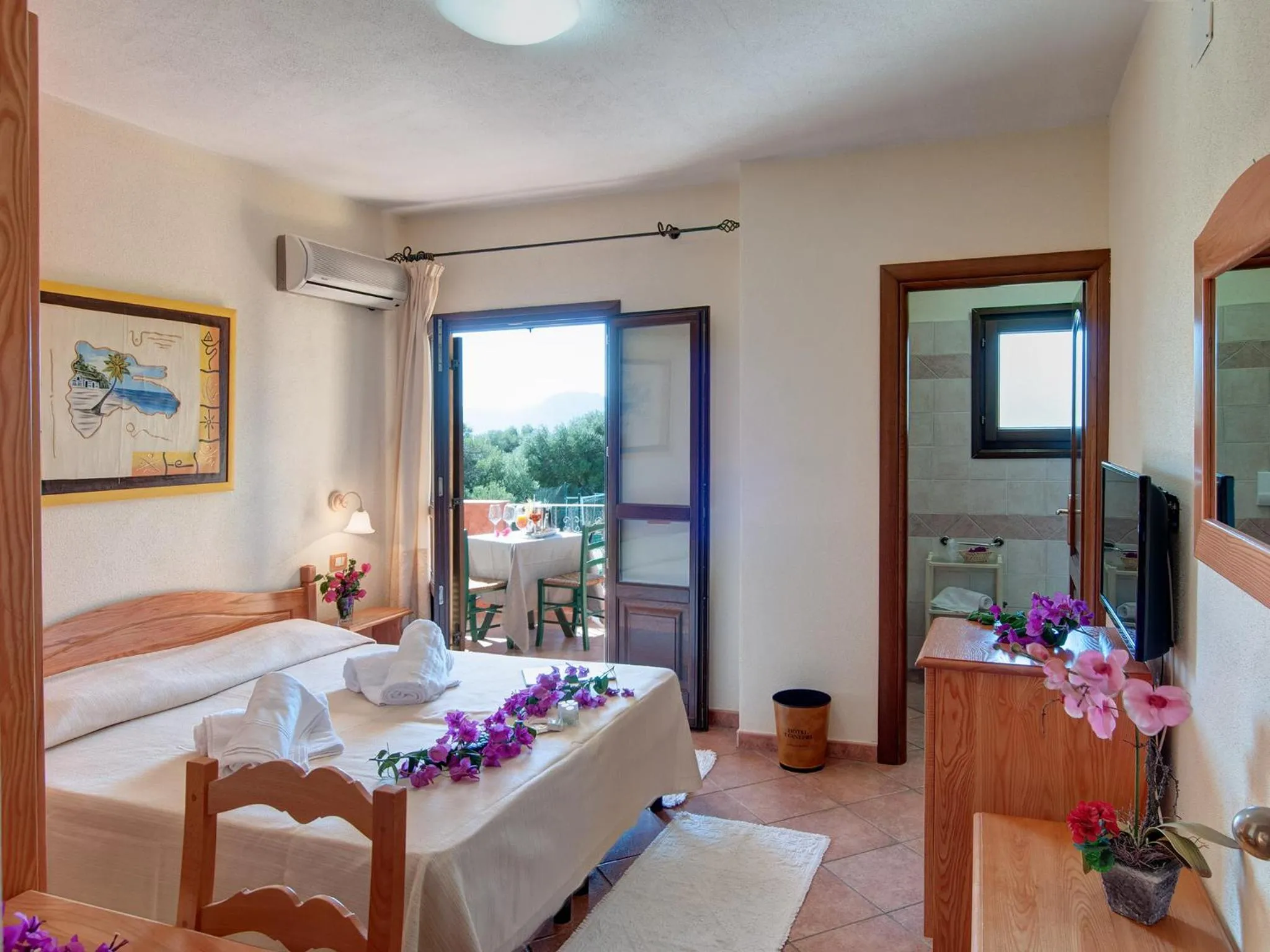 Toilet, Bed in I Ginepri Hotel