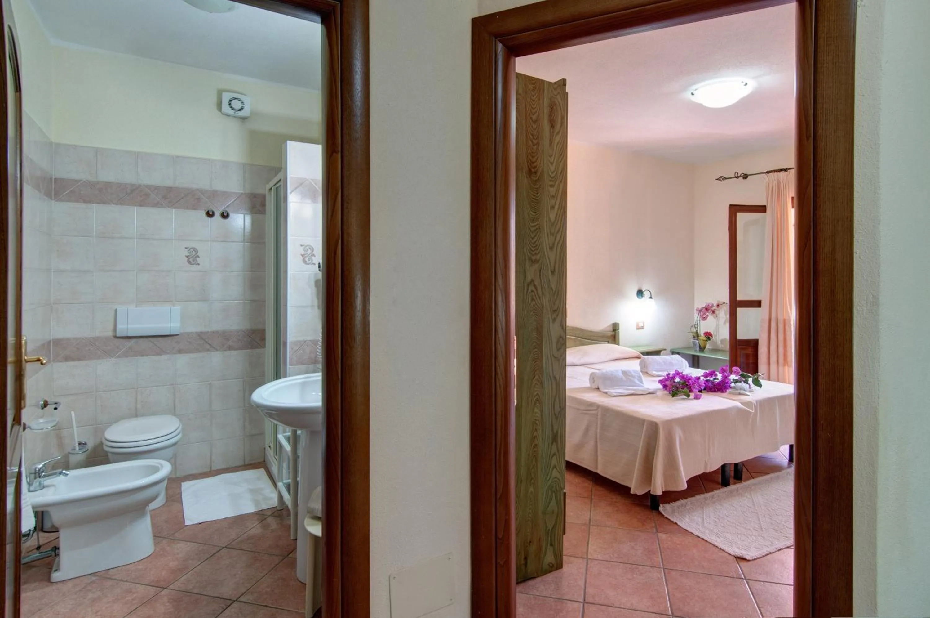 Shower, Bed in I Ginepri Hotel