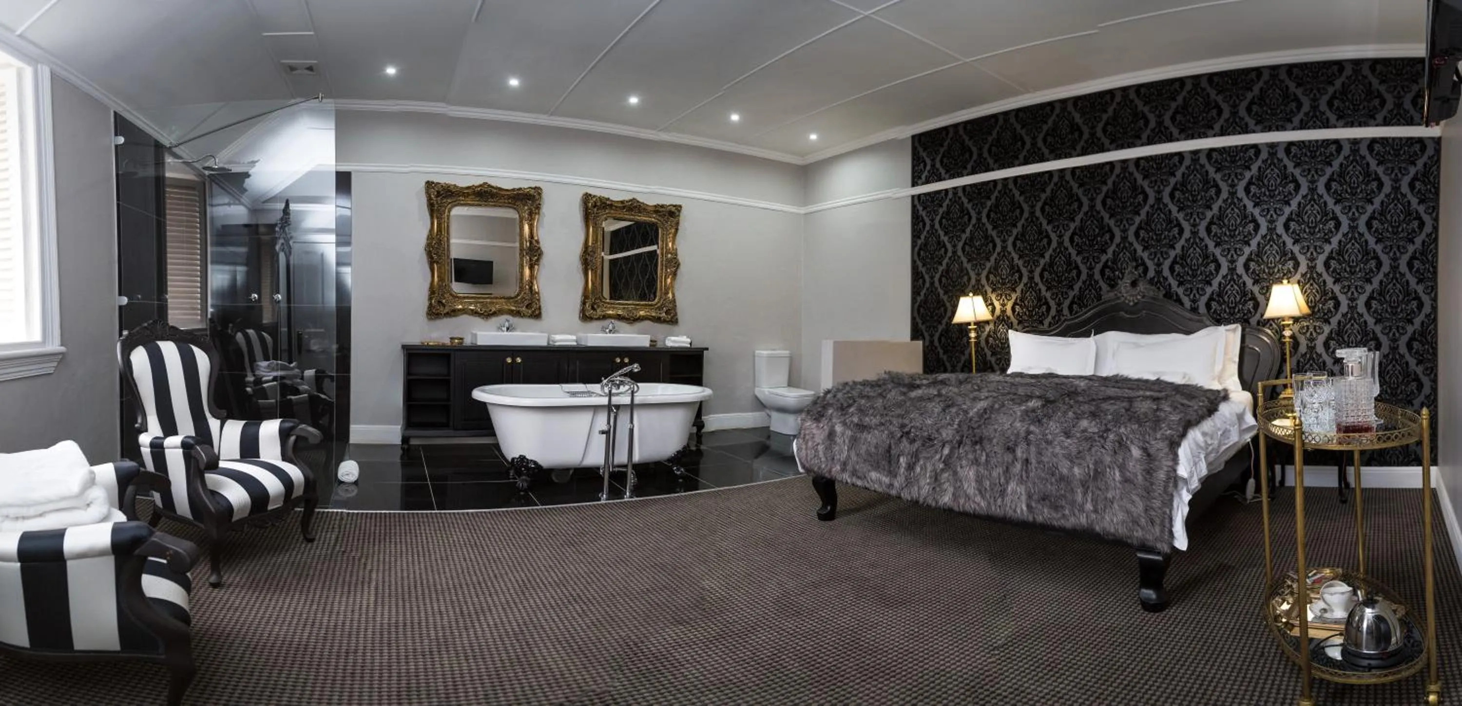 Photo of the whole room, Bed in The Kingsman boutique Hotel