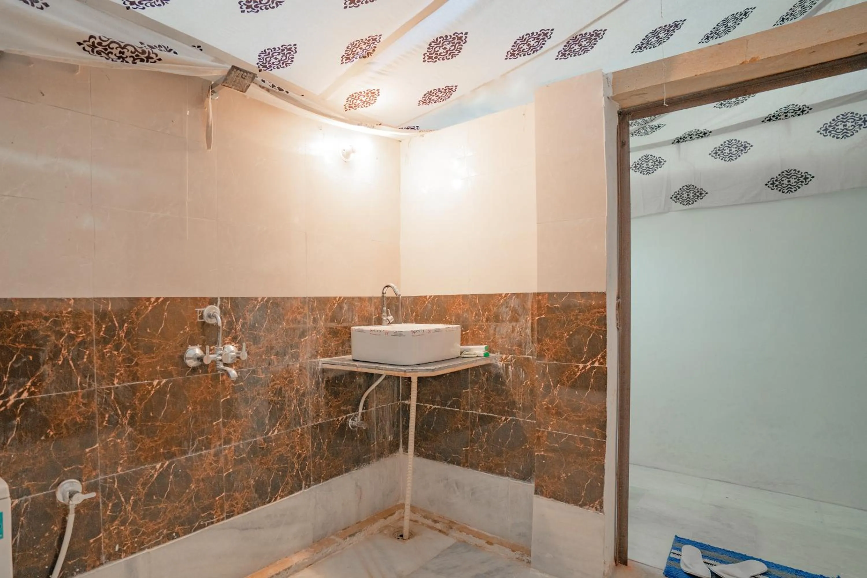 Shower in Dynasty Desert Camp and Resort