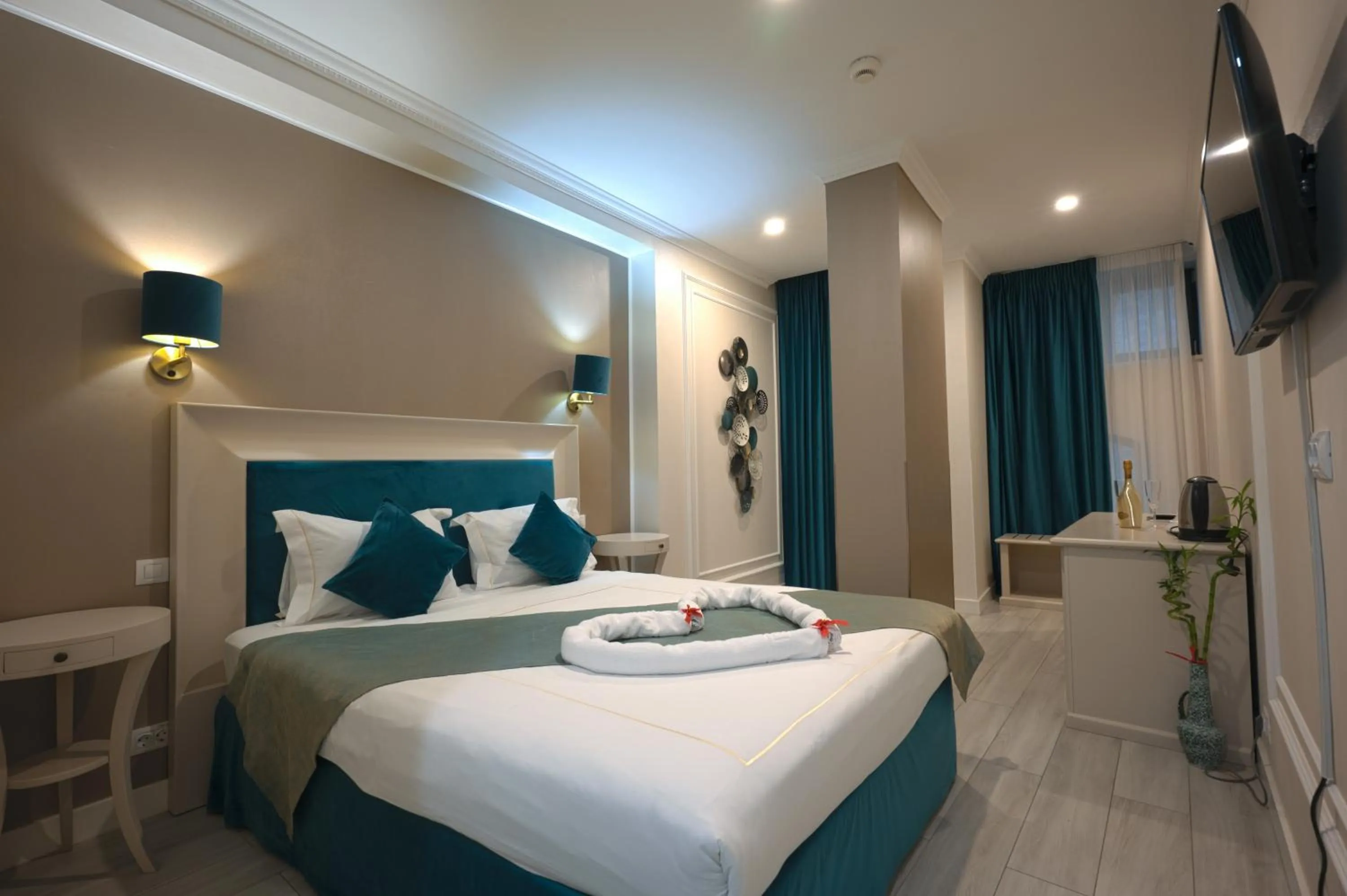 TV and multimedia, Bed in Old Town Boutique Hotel