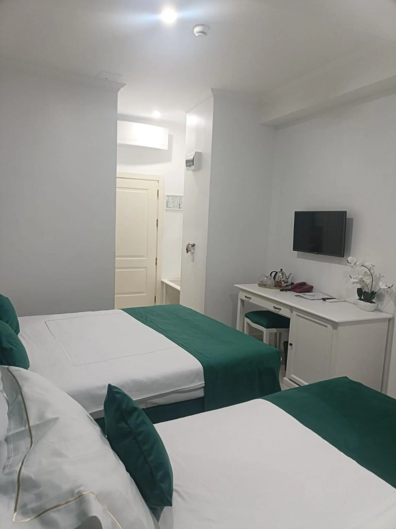 TV and multimedia, Bed in Old Town Boutique Hotel