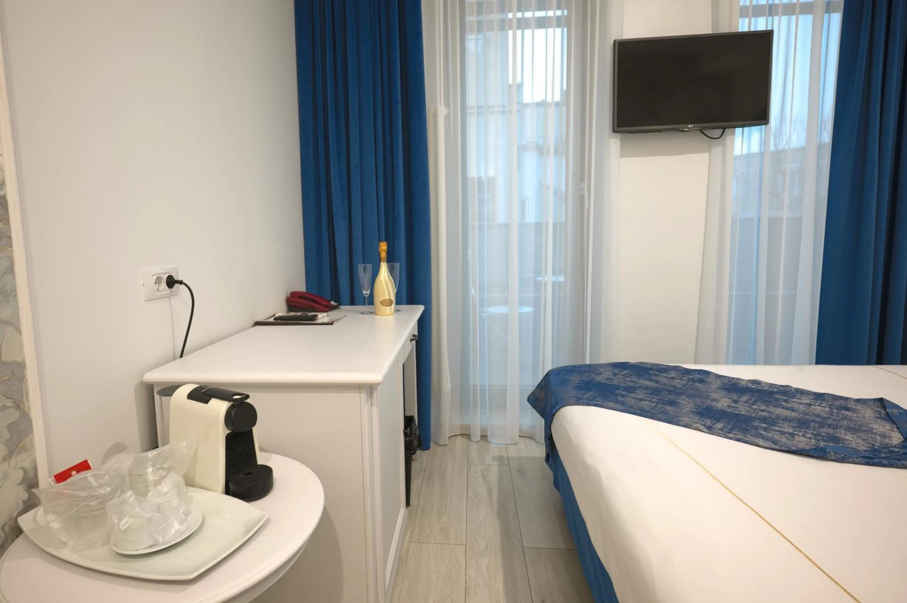 TV and multimedia, Bed in Old Town Boutique Hotel