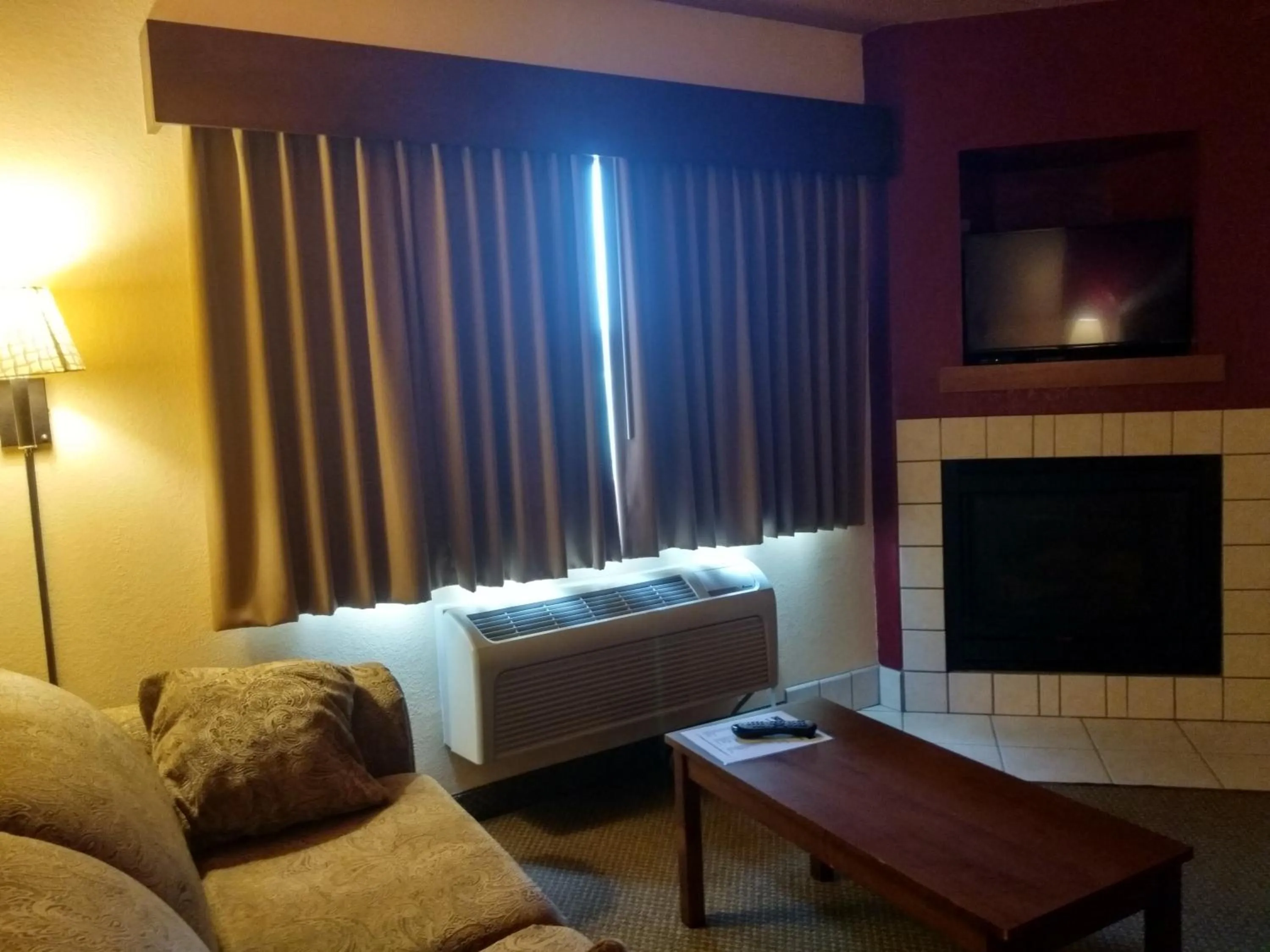 Bed in Madelia Hotel & Suites