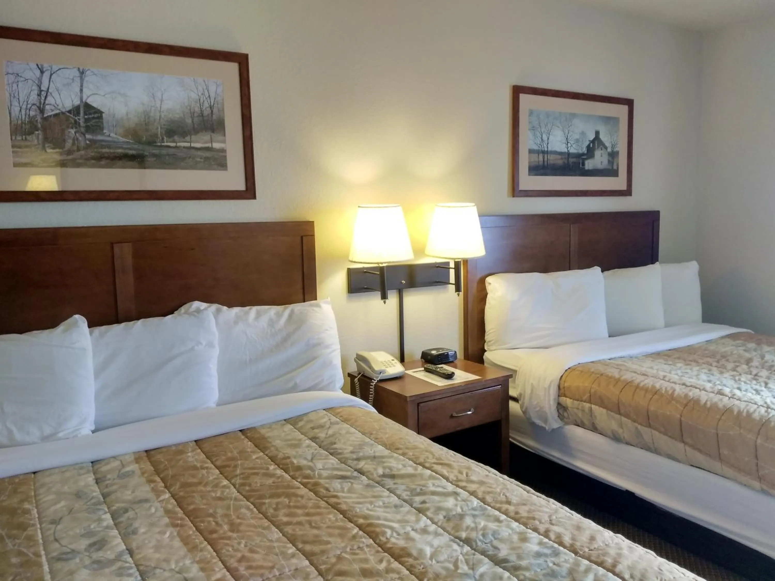 Bed in Madelia Hotel & Suites