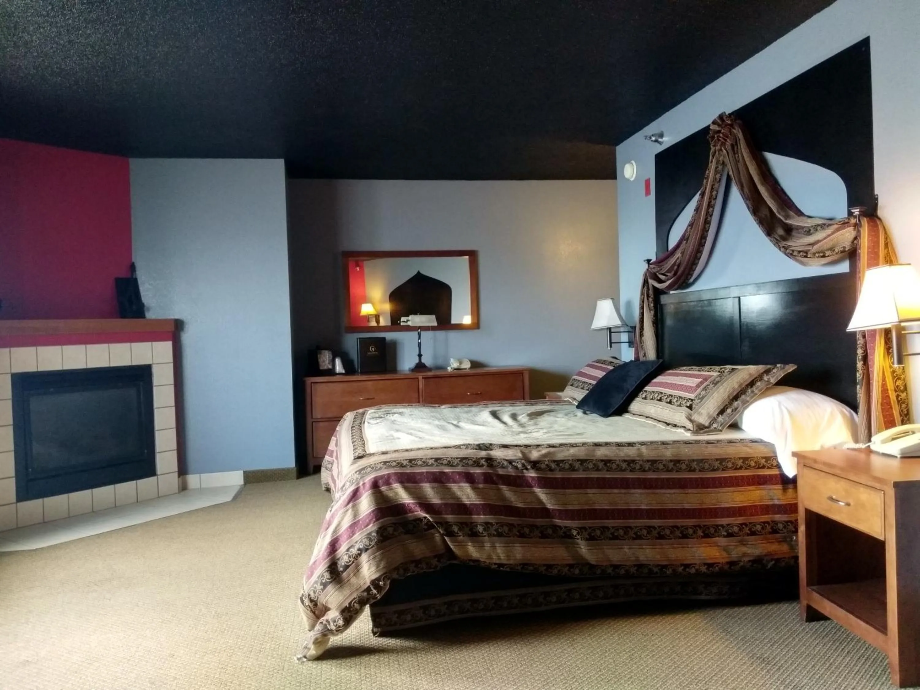 Bed in Madelia Hotel & Suites