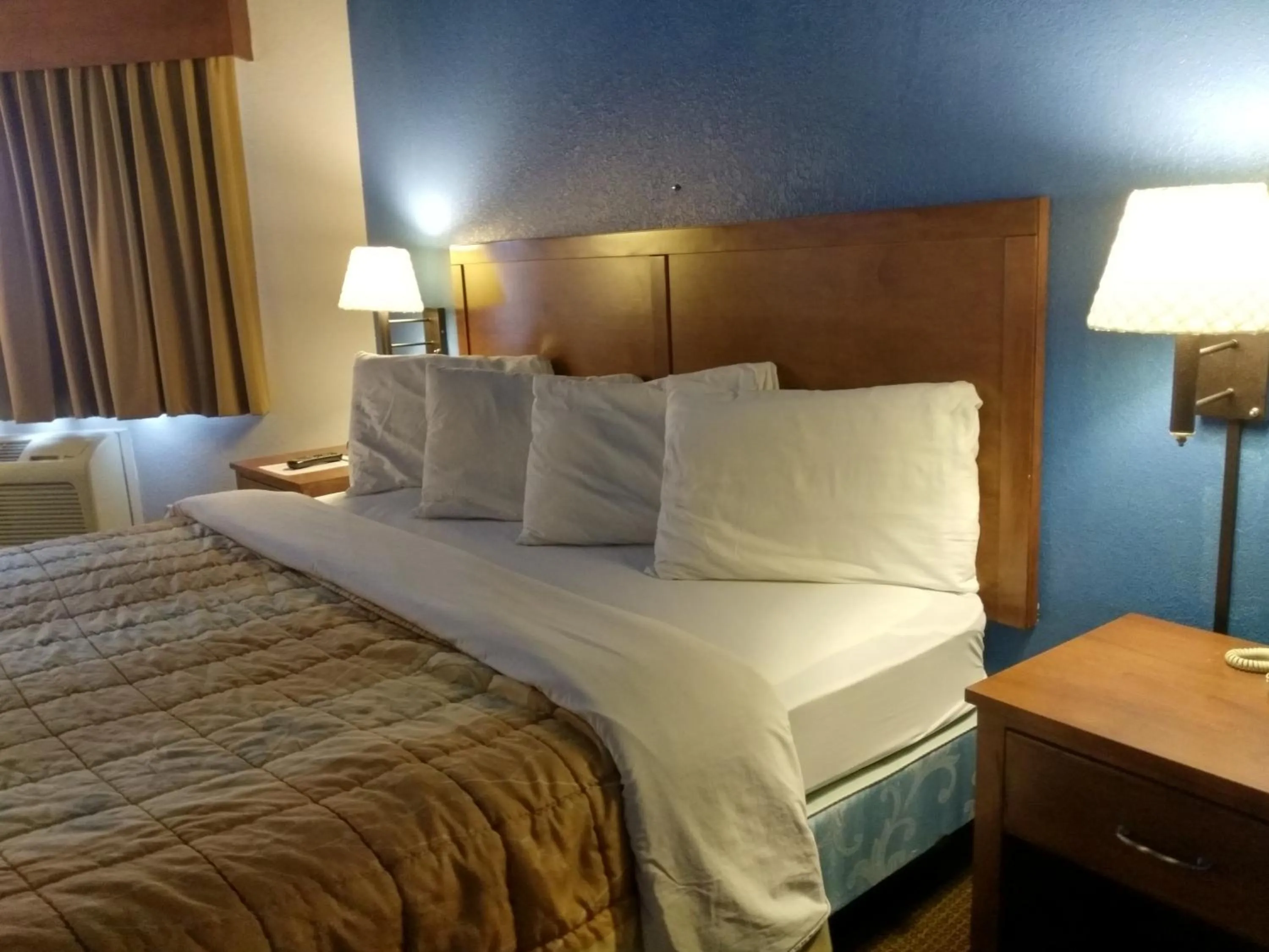 Bed in Madelia Hotel & Suites