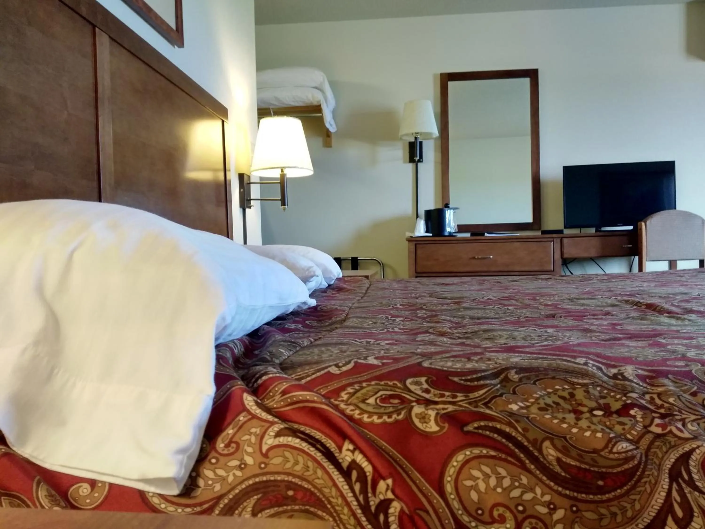 Bed in Madelia Hotel & Suites