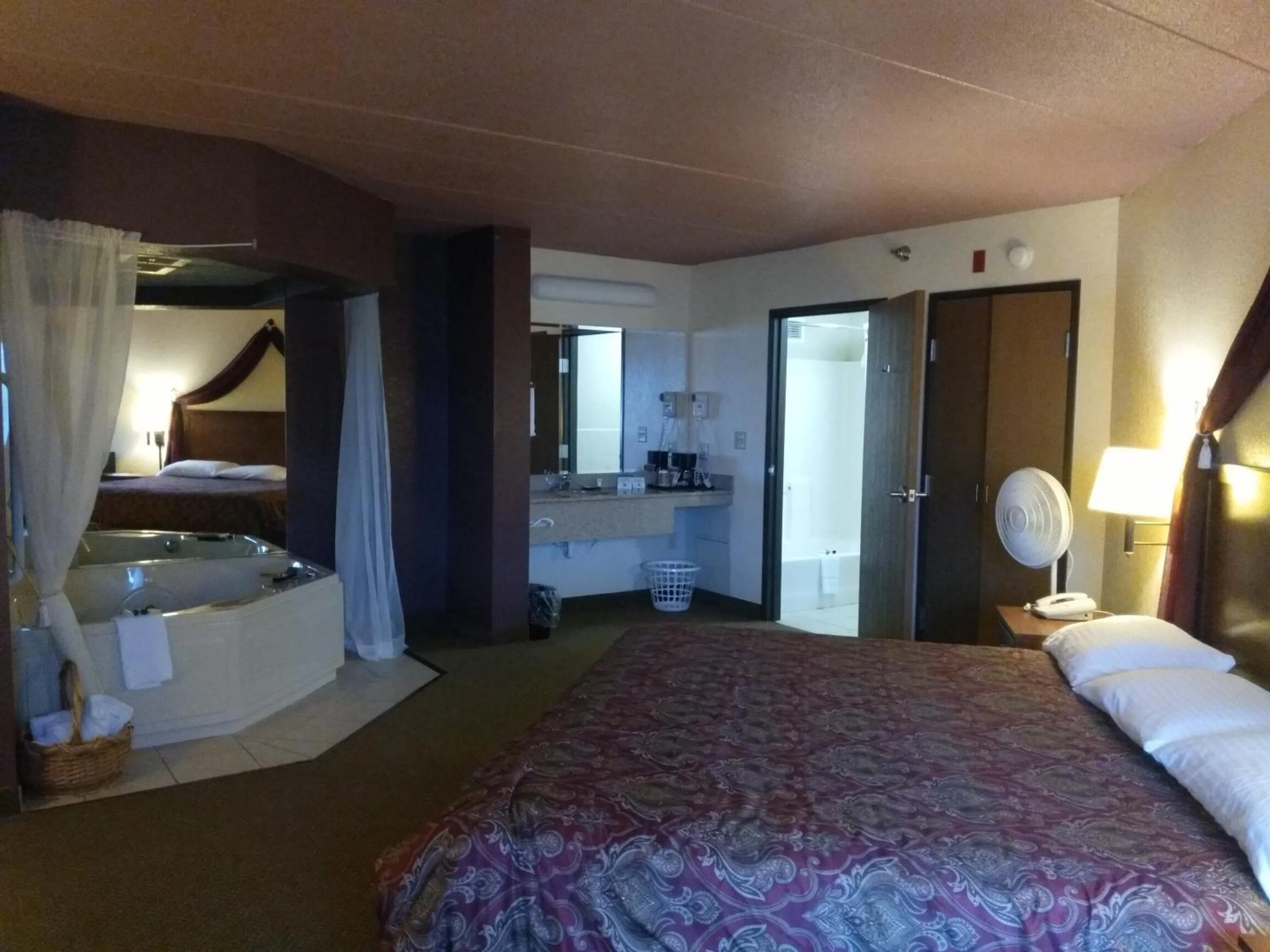 Bed in Madelia Hotel & Suites