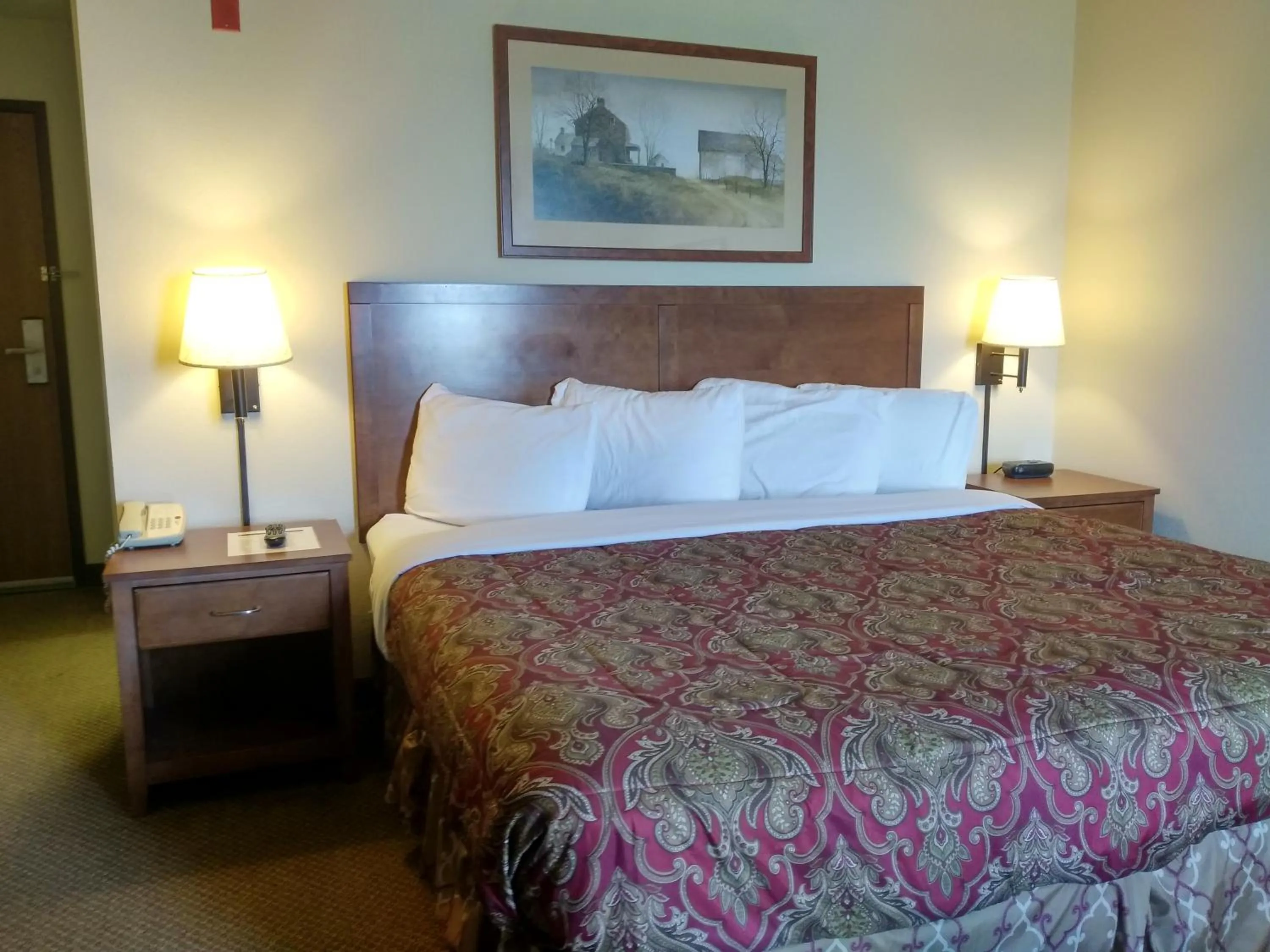 Bed in Madelia Hotel & Suites