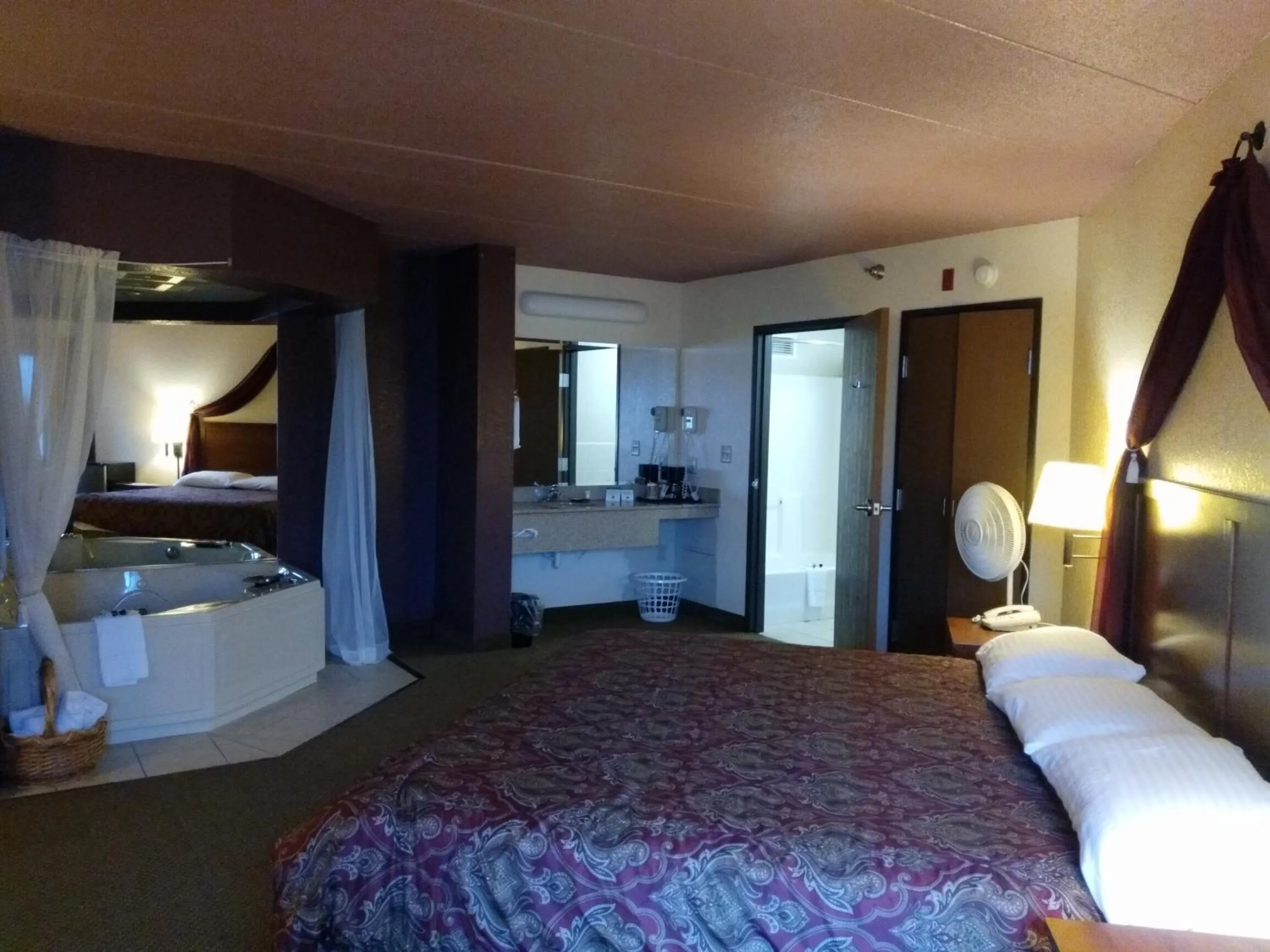 Bed in Madelia Hotel & Suites