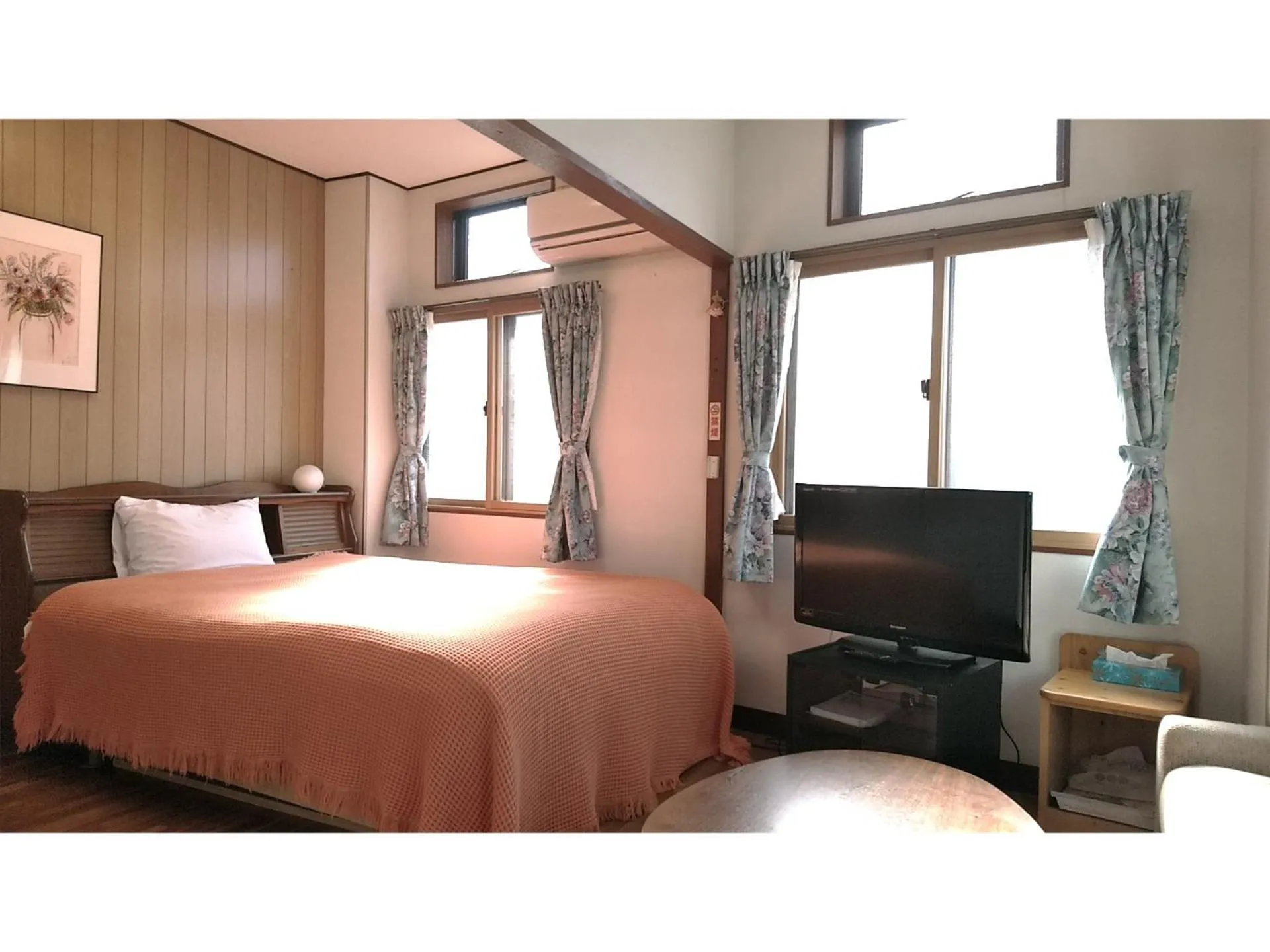 Photo of the whole room, Bed in Hitoyoshi Morinohall Ladies in - Female Only