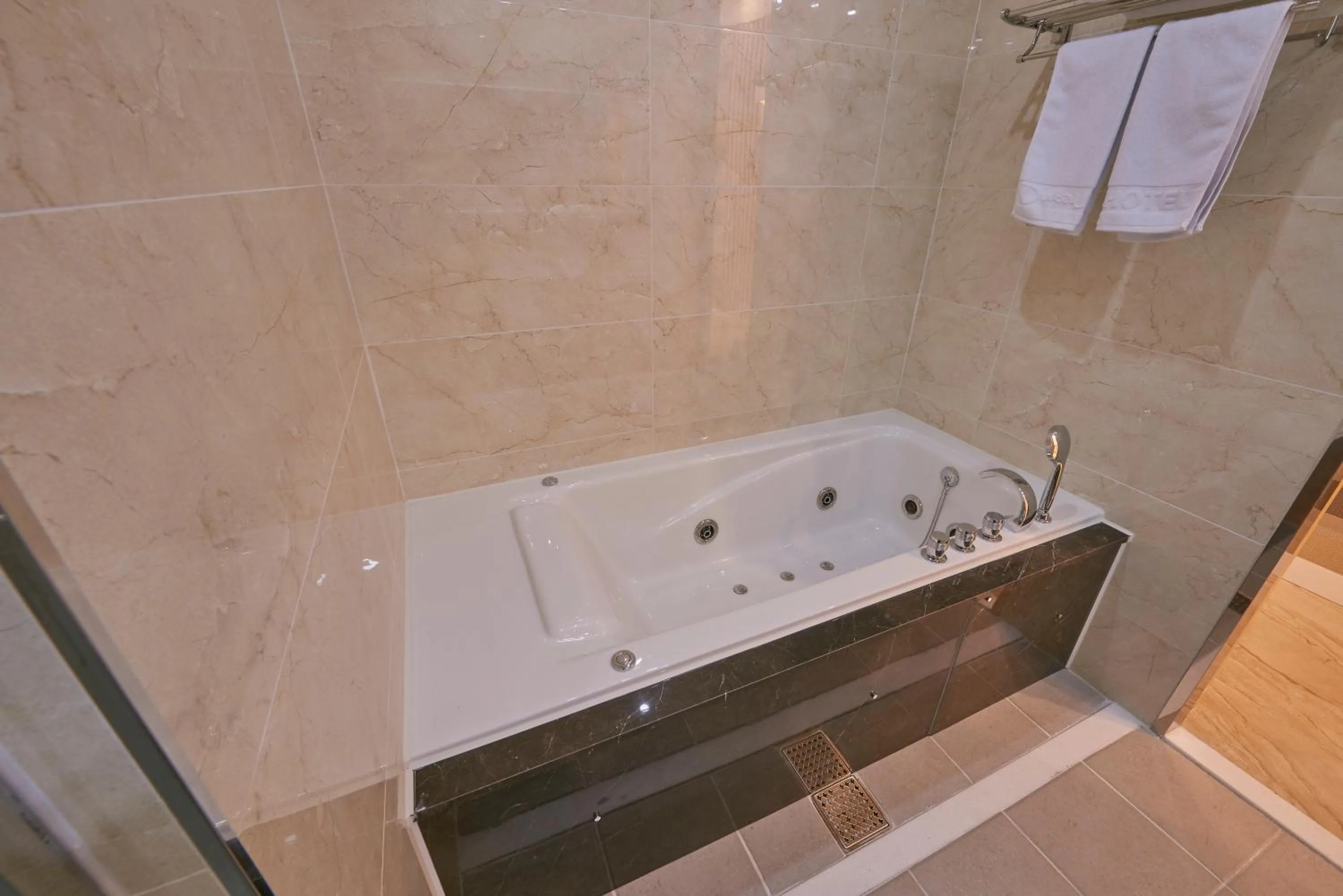 Hot Tub in Dubai Hotel