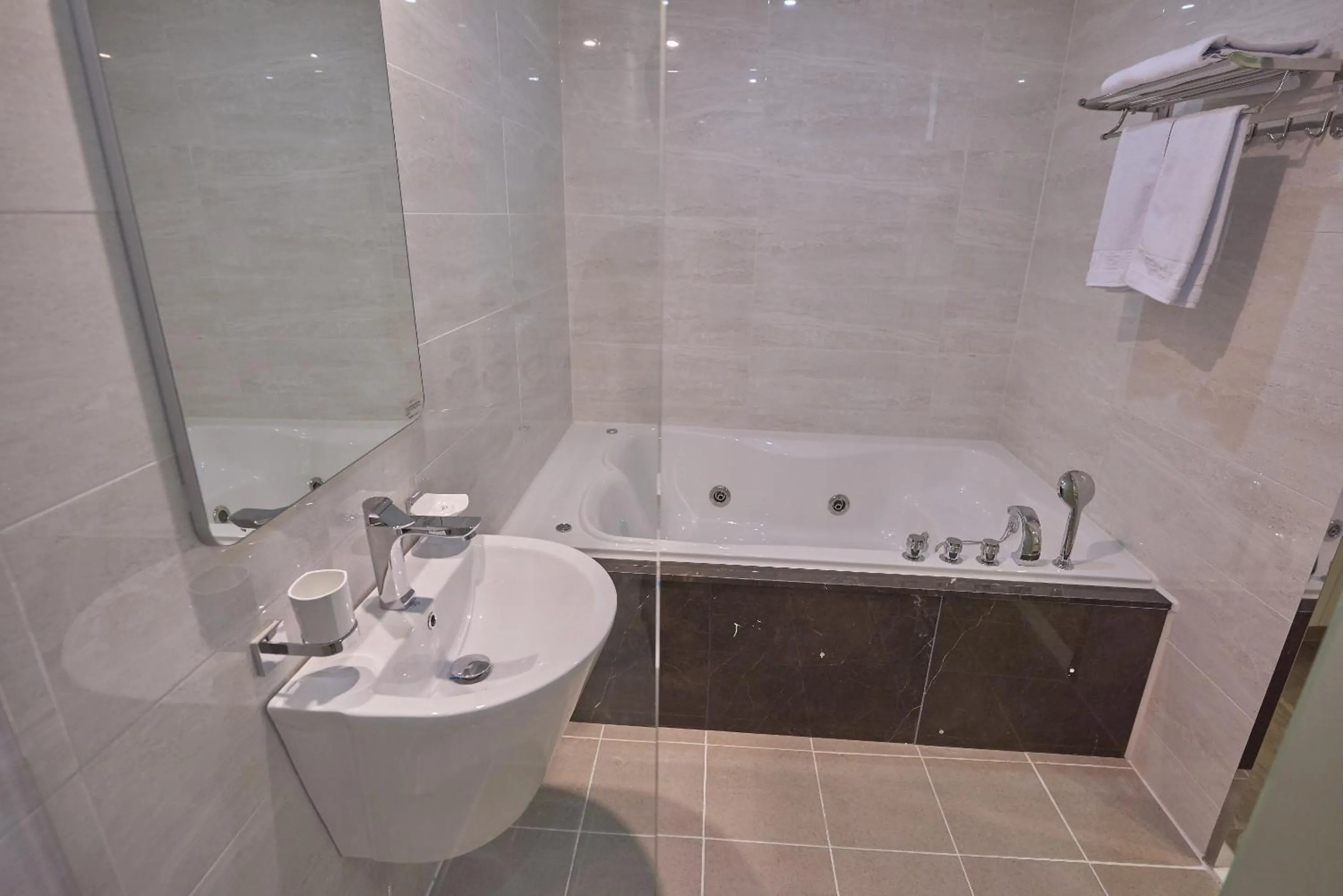 Hot Tub in Dubai Hotel