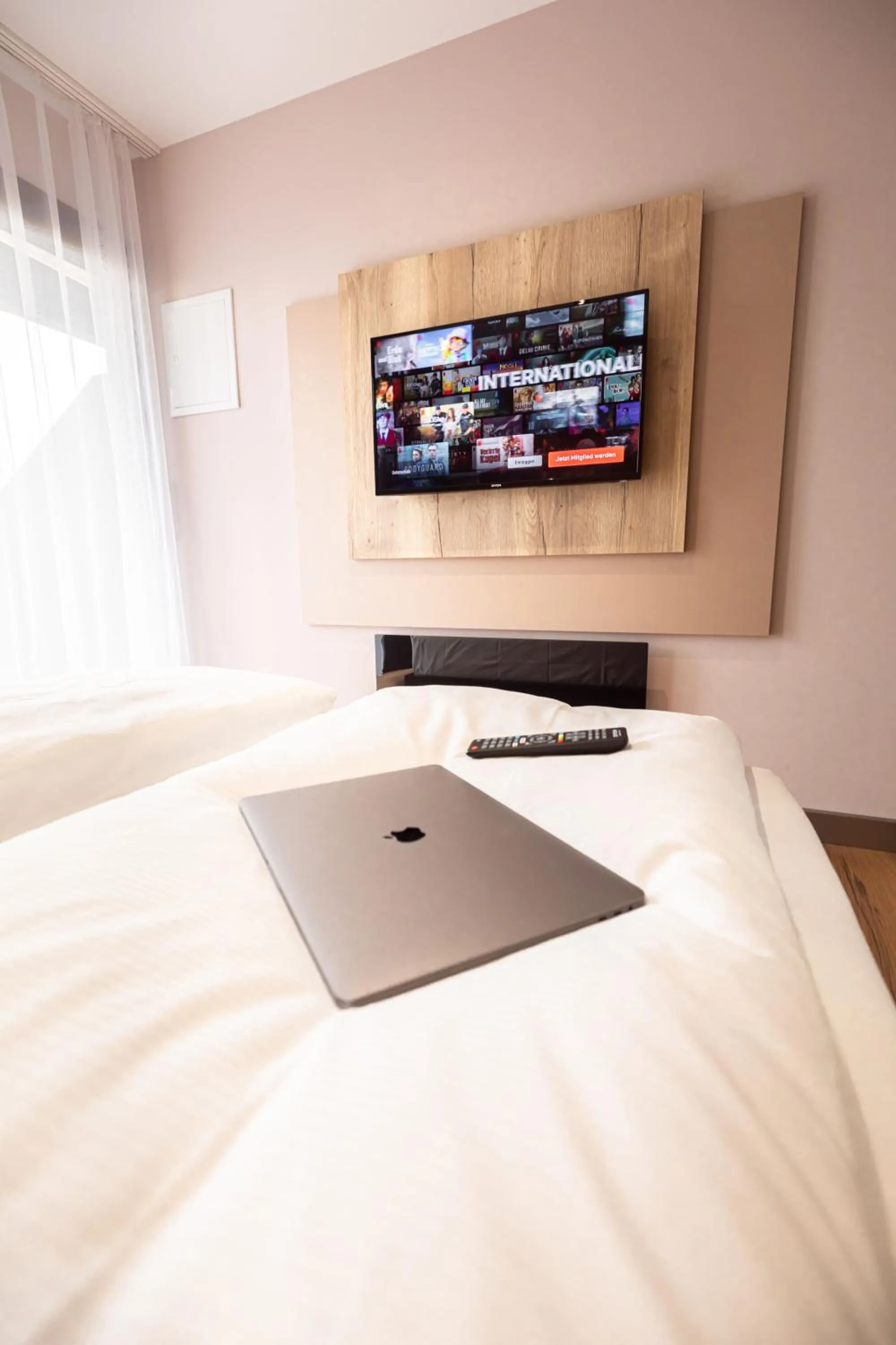 TV and multimedia, Bed in 24Seven Hotel Nürnberg