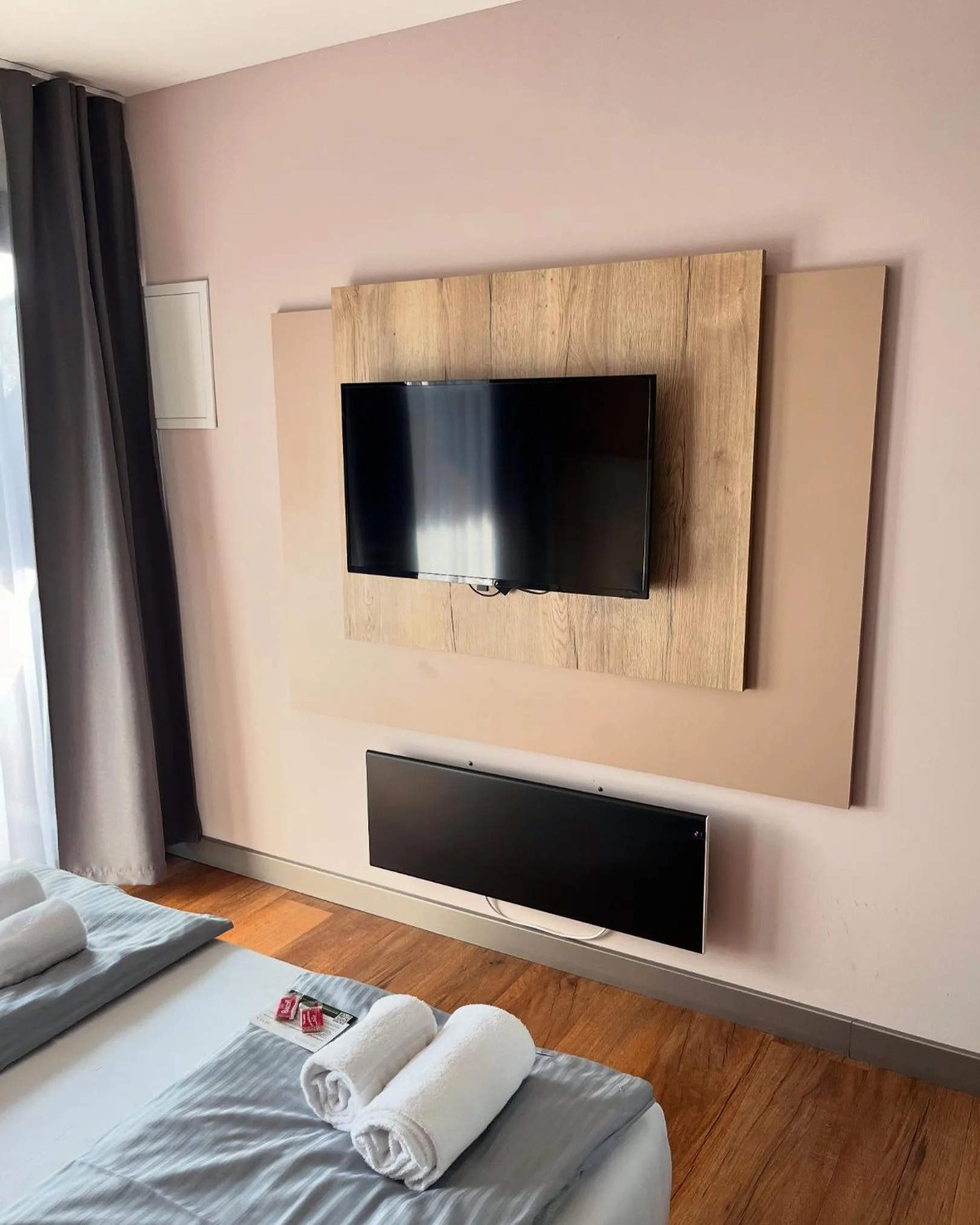 TV and multimedia, Bed in 24Seven Hotel Nürnberg