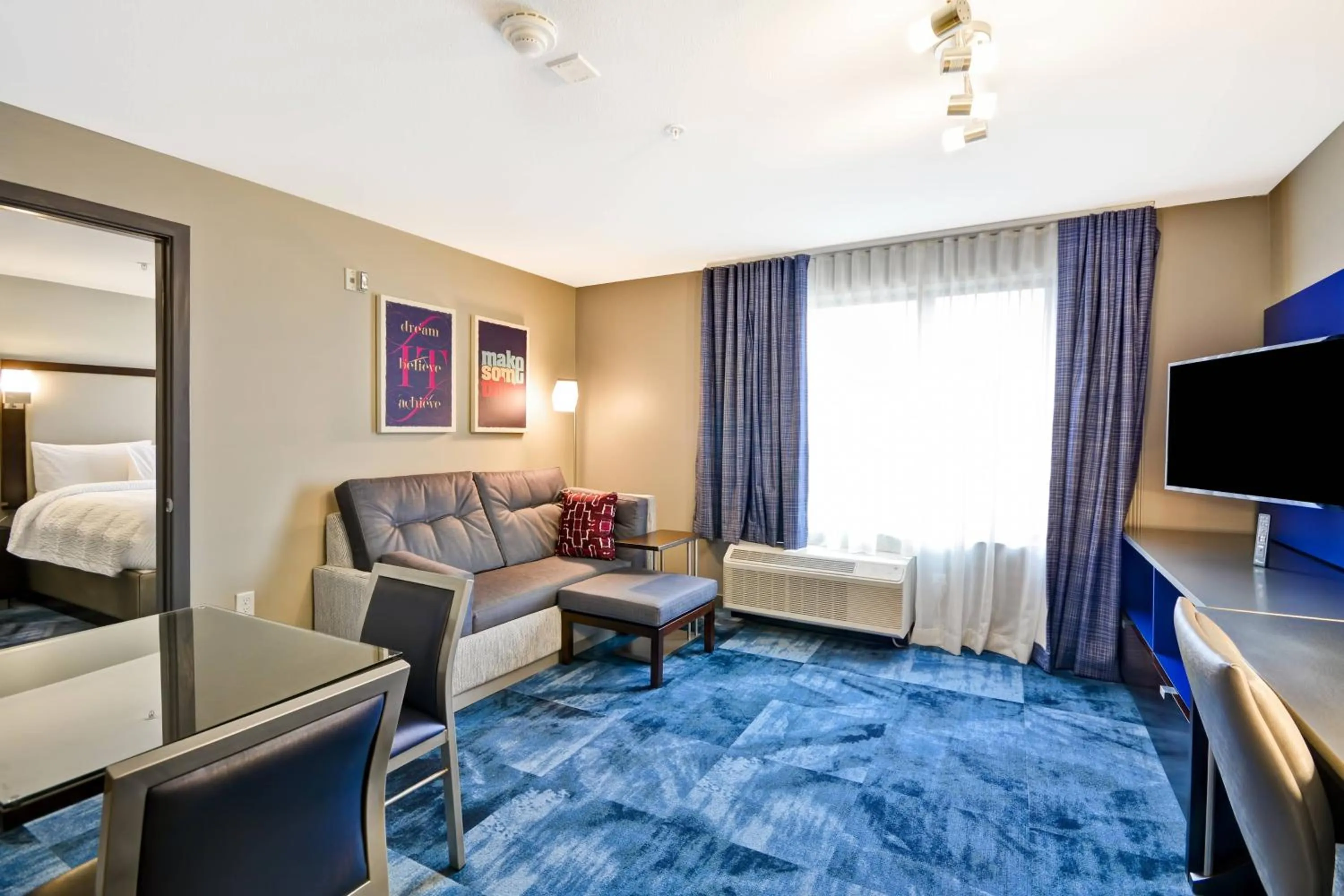 Living room, Bed in TownePlace Suites by Marriott Dover Rockaway
