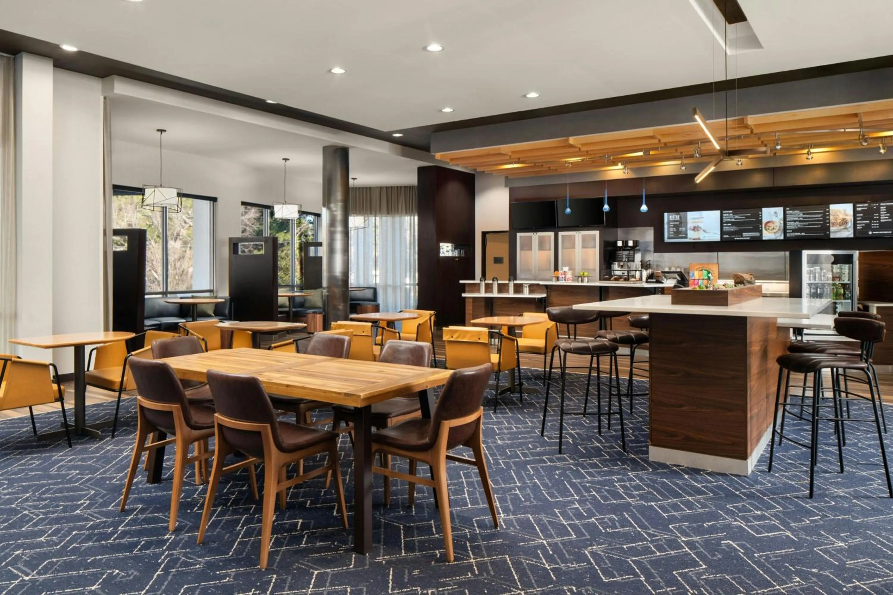 Breakfast in Courtyard by Marriott Fayetteville Fort Liberty - Spring Lake